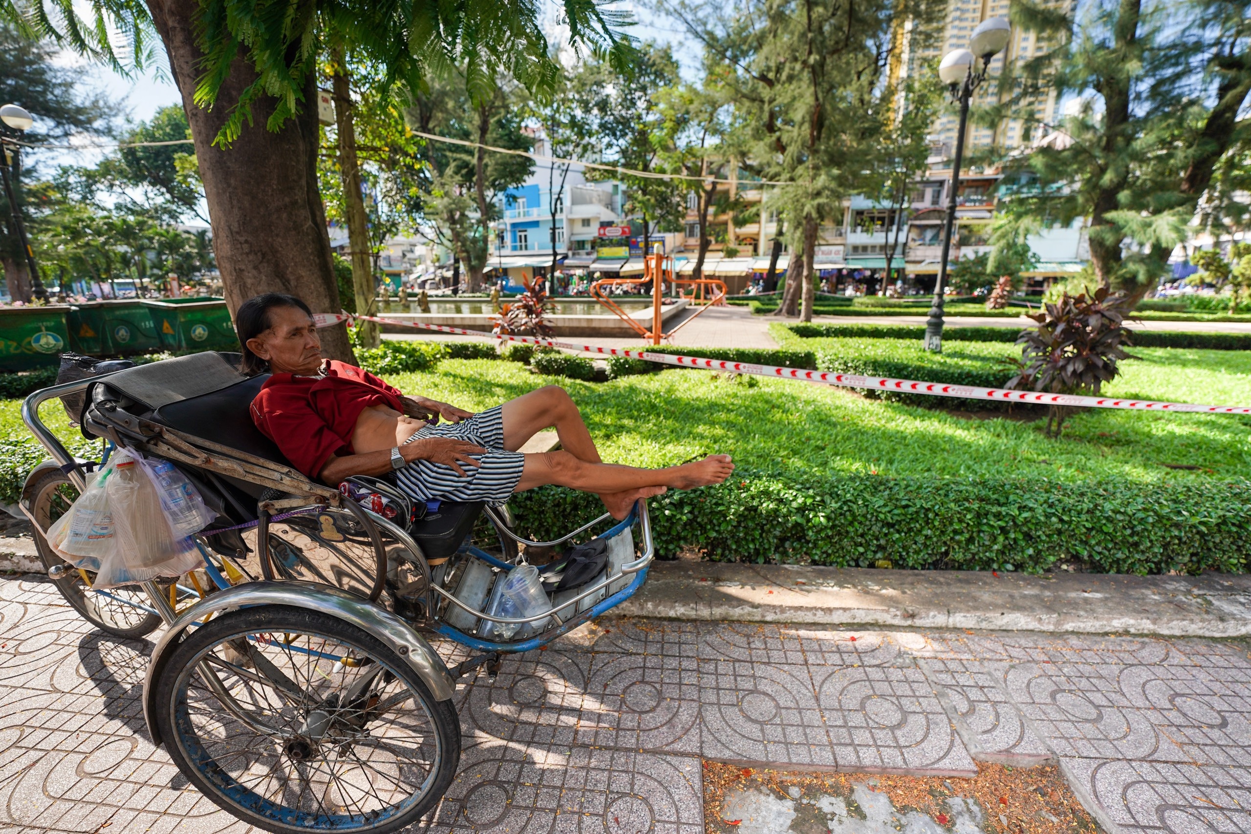 TP.HCM vang ve truoc lenh gian cach anh 3