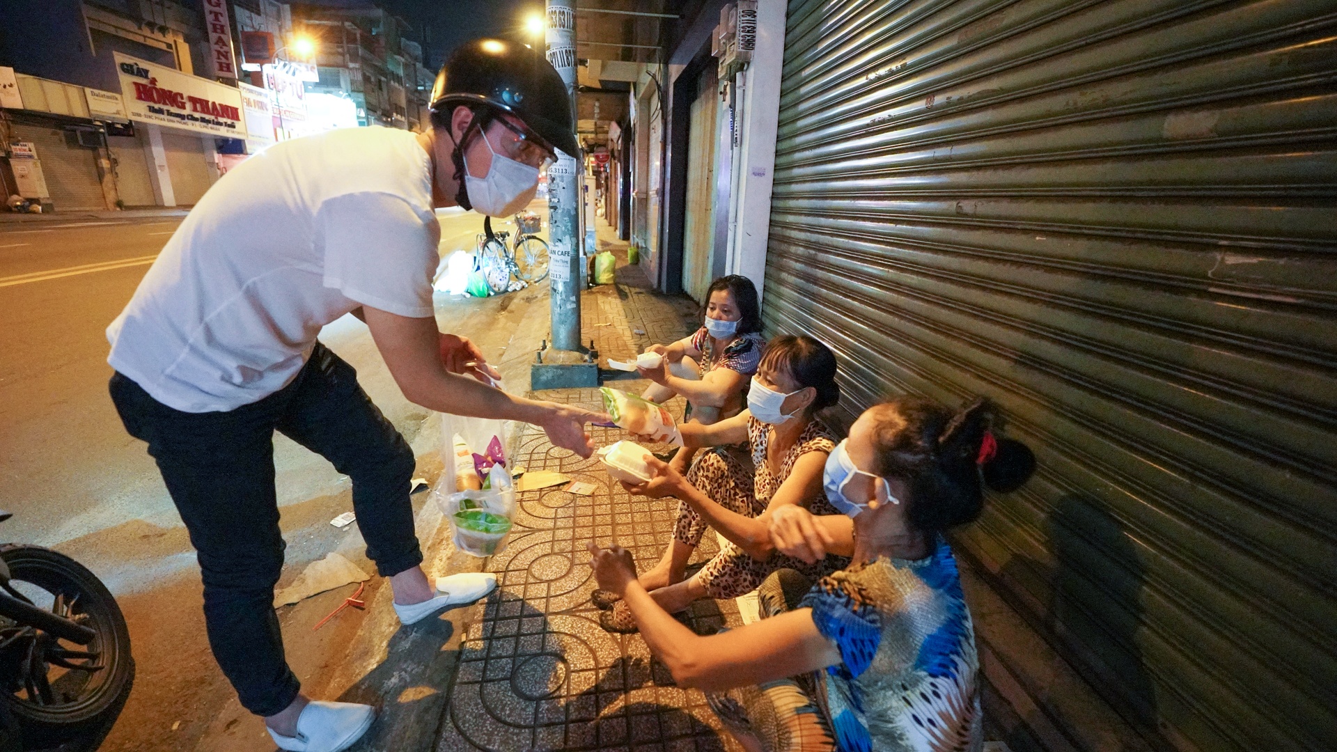 Nghệ sỹ ở TP.HCM làm tình nguyện ảnh 17 Nghe sy o TP.HCM lam tinh nguyen anh 17