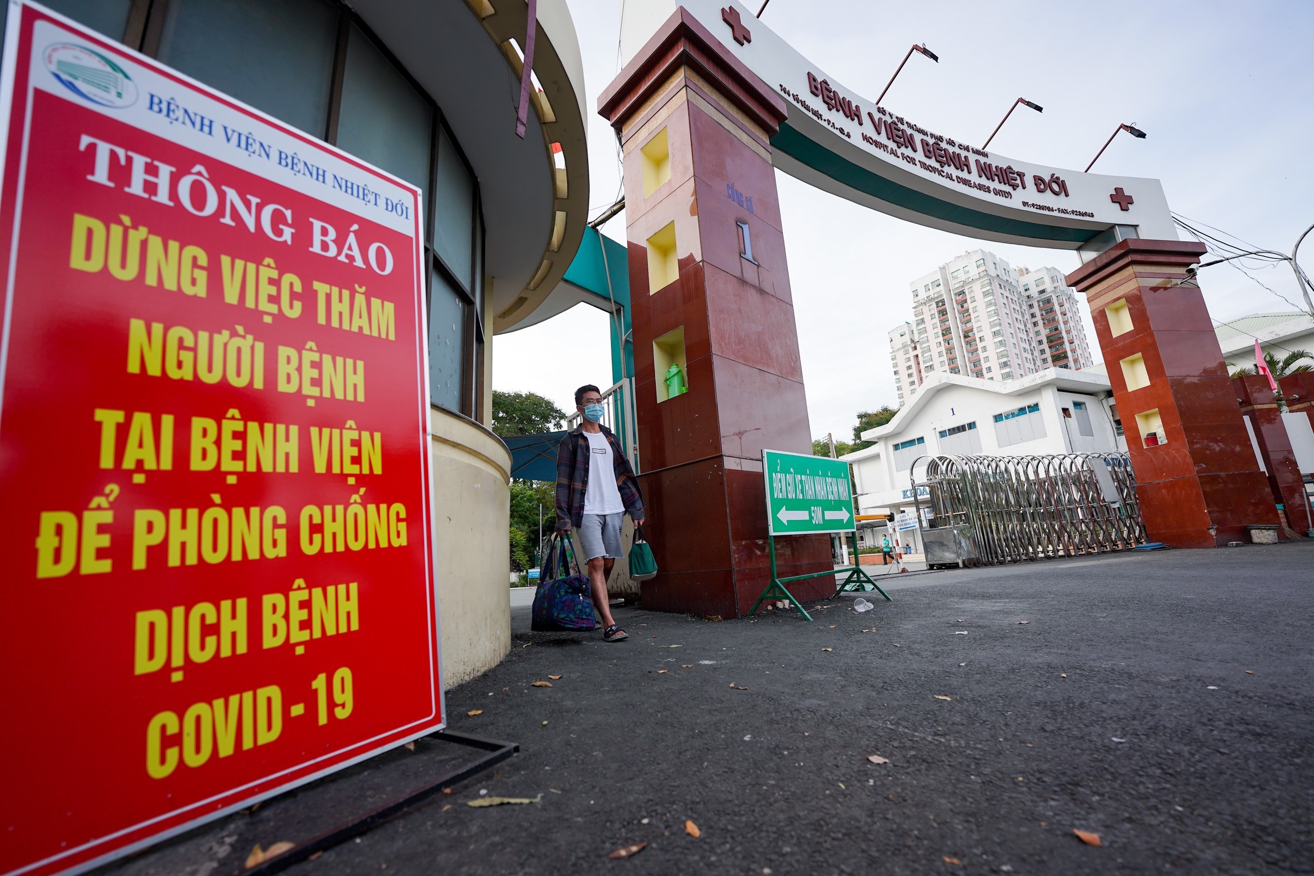 Benh vien Benh Nhiet doi TP.HCM tam phong toa hinh anh