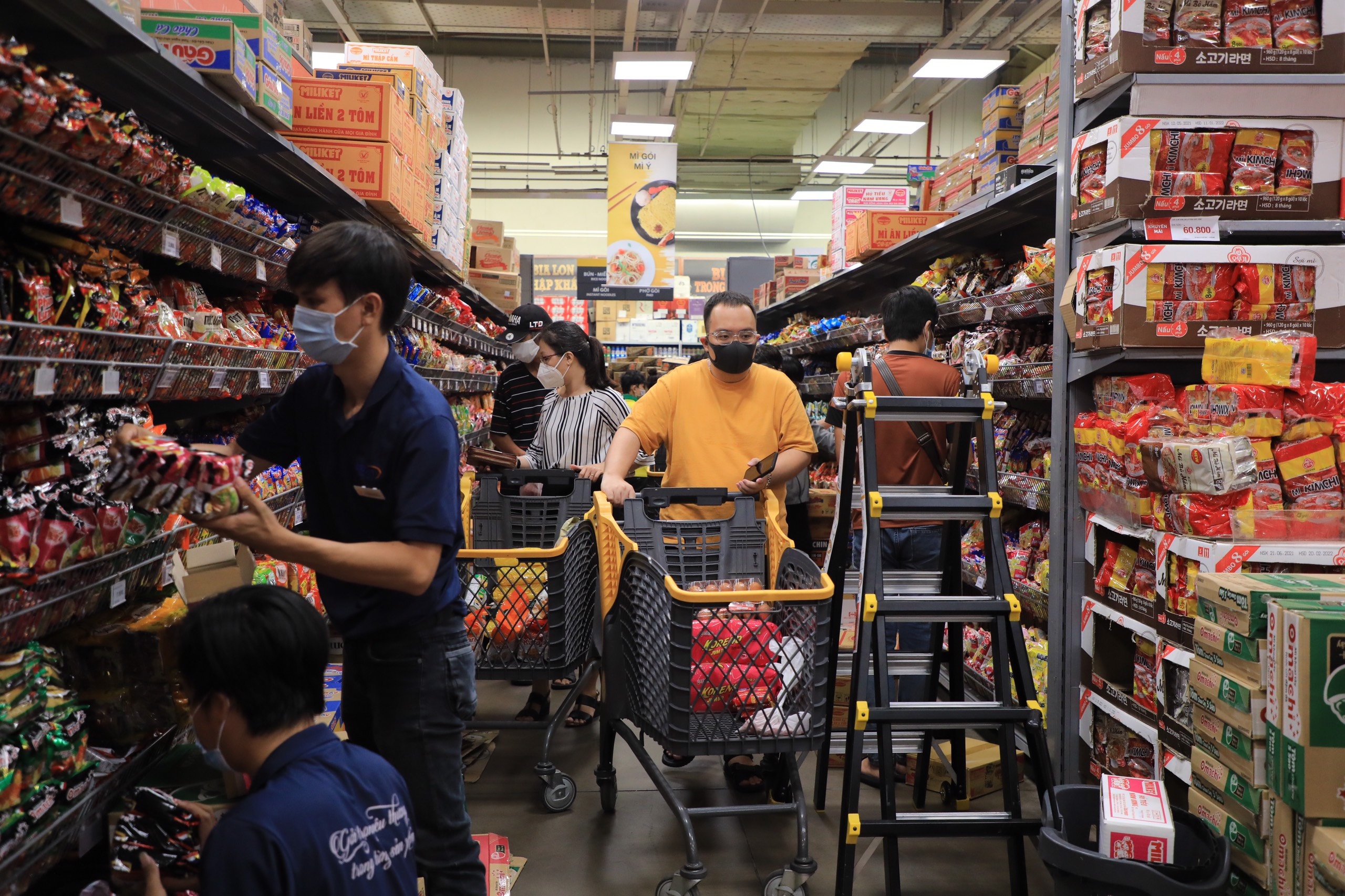 Gia ca tang vot truoc ngay gian cach anh 9