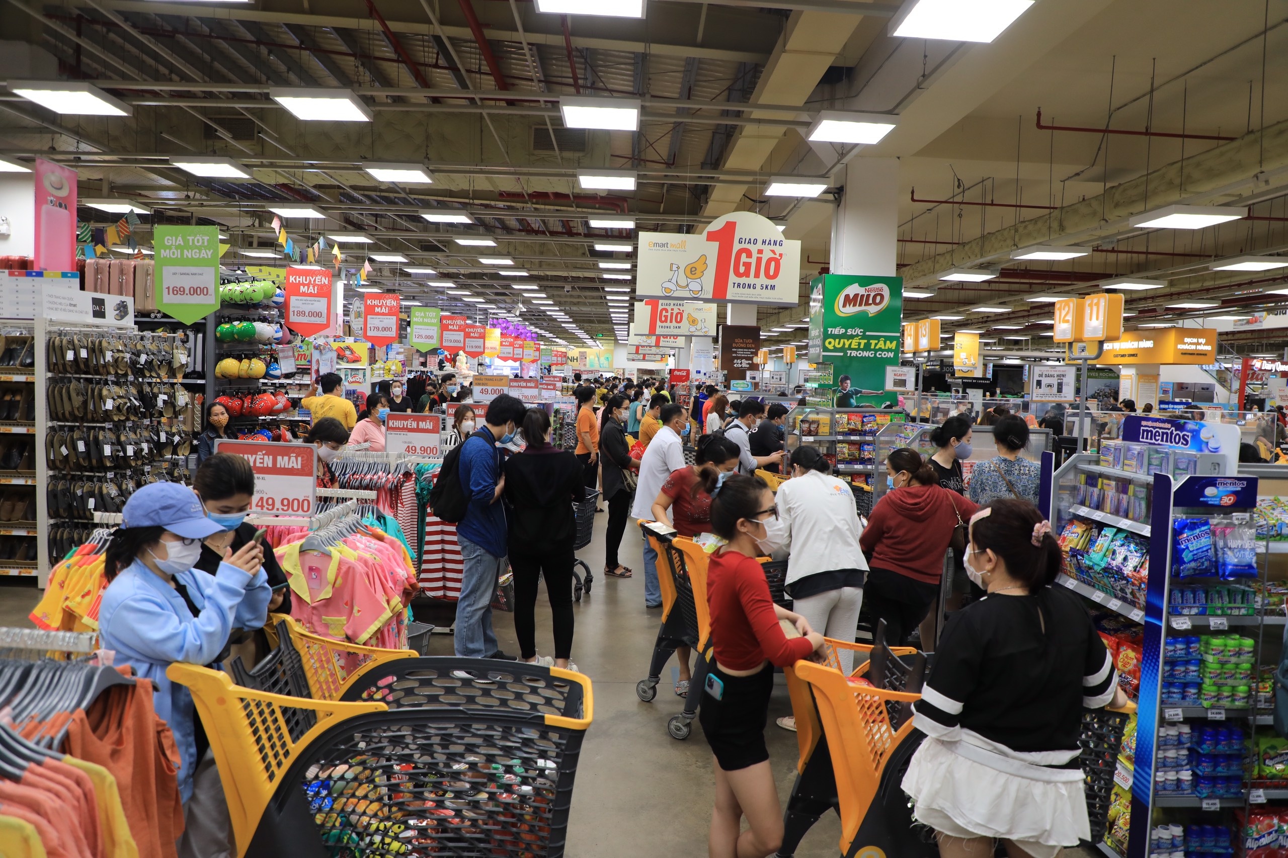 Gia ca tang vot truoc ngay gian cach anh 8