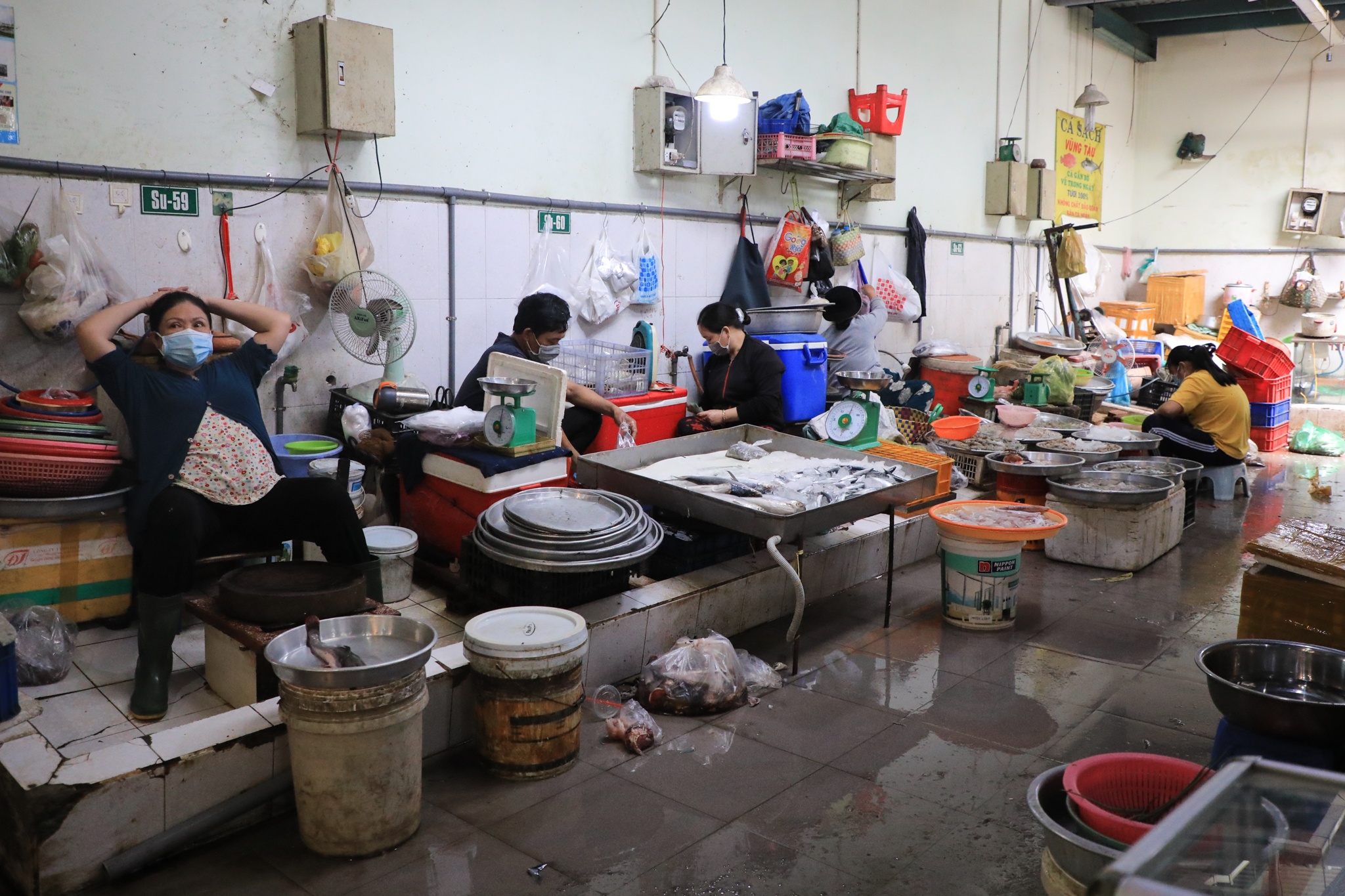 Gia ca tang vot truoc ngay gian cach anh 1