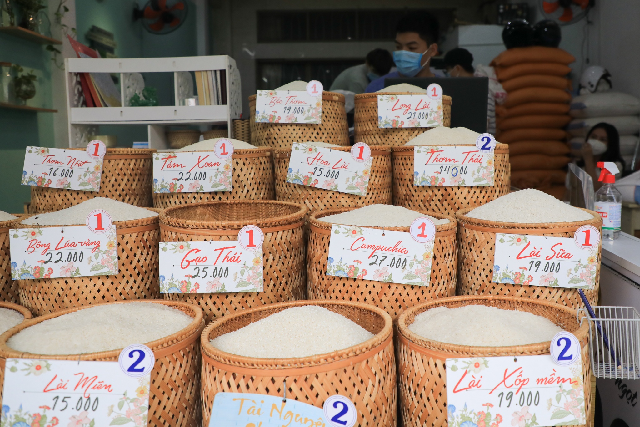 Gia ca tang vot truoc ngay gian cach anh 5