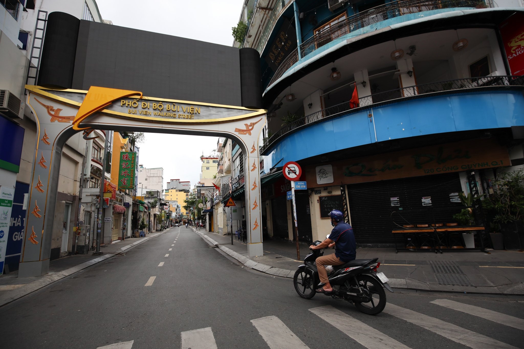 Nguoi dan Bui Vien dat bien cam nguoi la vao hem anh 11