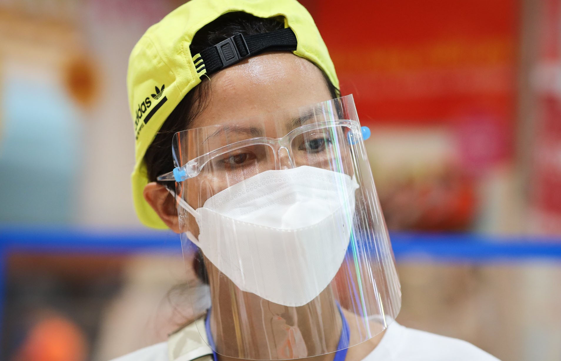 Chuyen nghe si Viet di sieu thi giup nguoi dan TP.HCM hinh anh