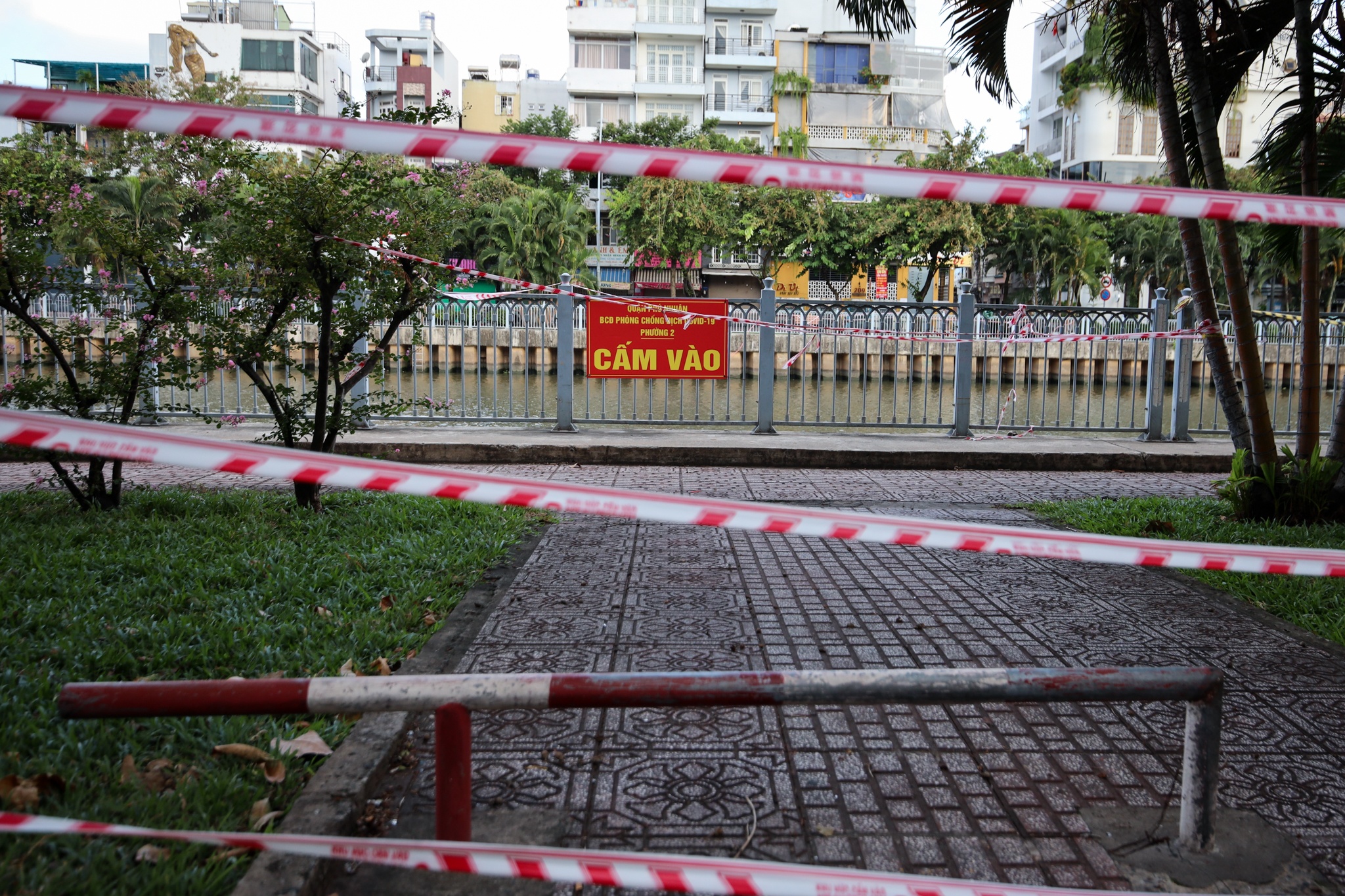 TP.HCM vang ve ngay gian cach anh 29