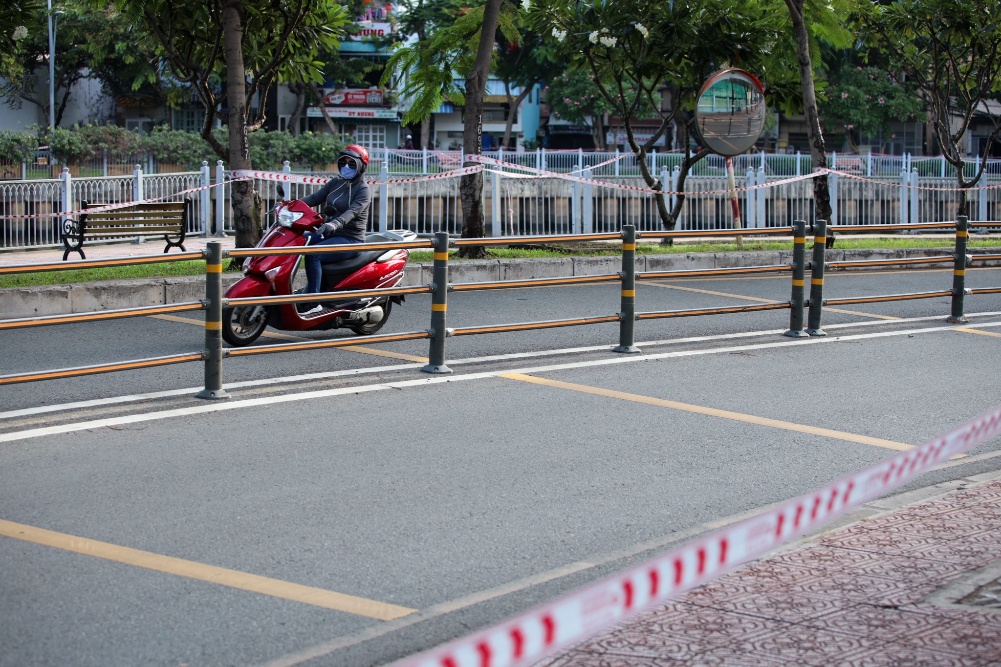 TP.HCM vang ve ngay gian cach anh 32