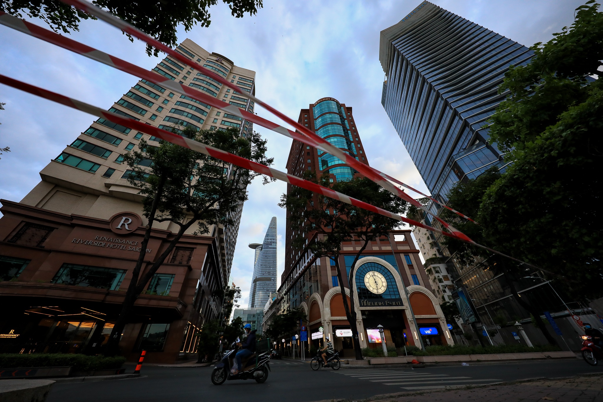 TP.HCM vang ve ngay gian cach anh 17