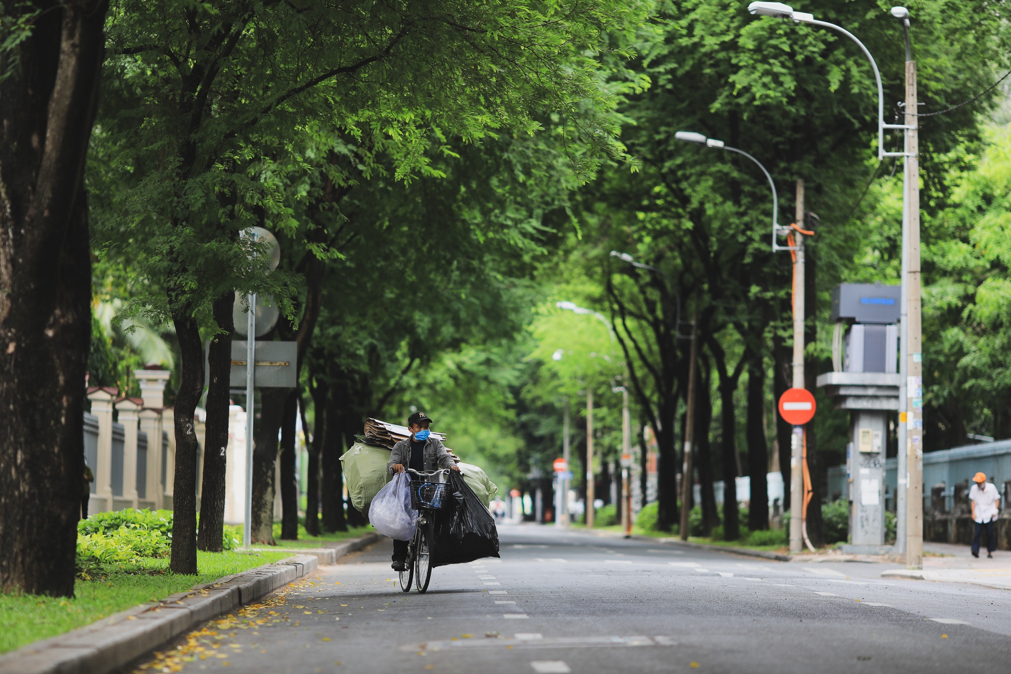 TP.HCM vang ve ngay gian cach anh 12