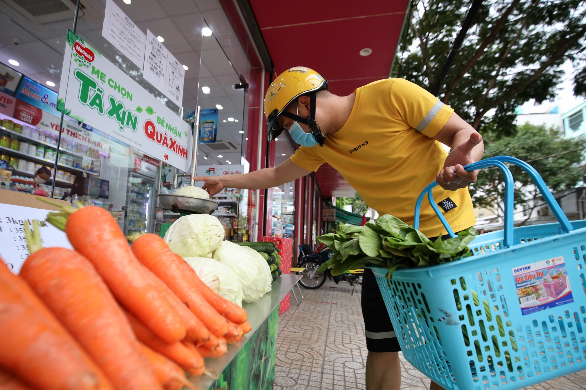 Rau dong gia tai cua hang Con Cung, Guardian o TP.HCM hinh anh