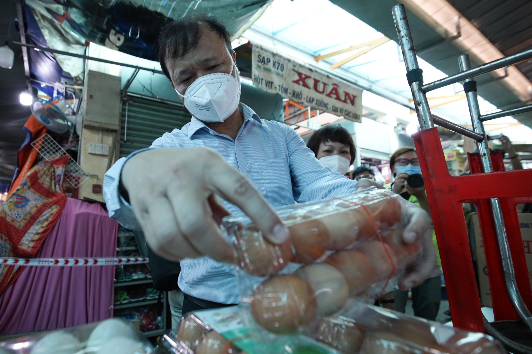 Lanh dao Bo Cong Thuong dot xuat kiem tra gia trung tai cho TP.HCM hinh anh