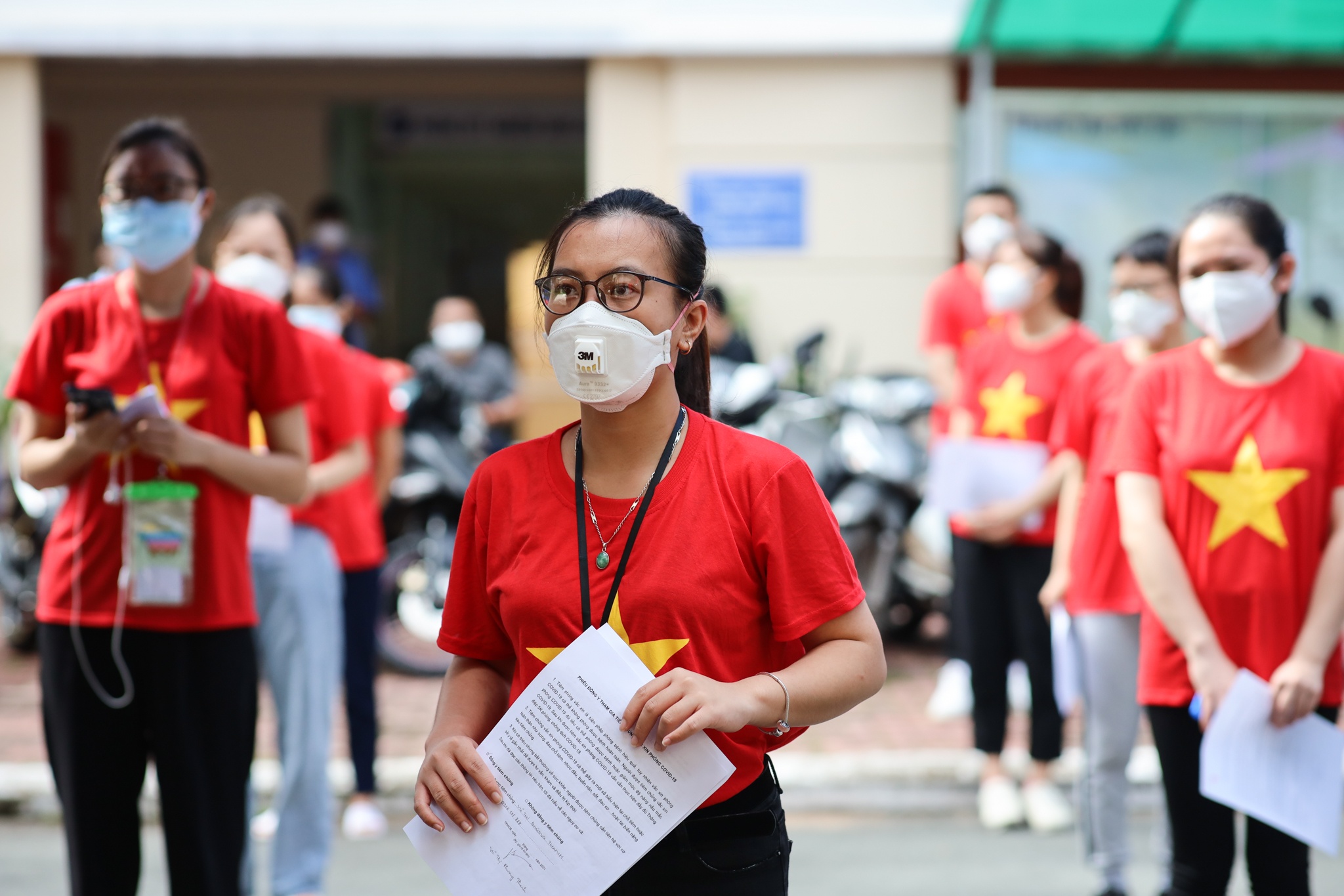 Sinh vien Y Thai Binh mac ao co do sao vang di tiem vaccine tai TP.HCM hinh anh