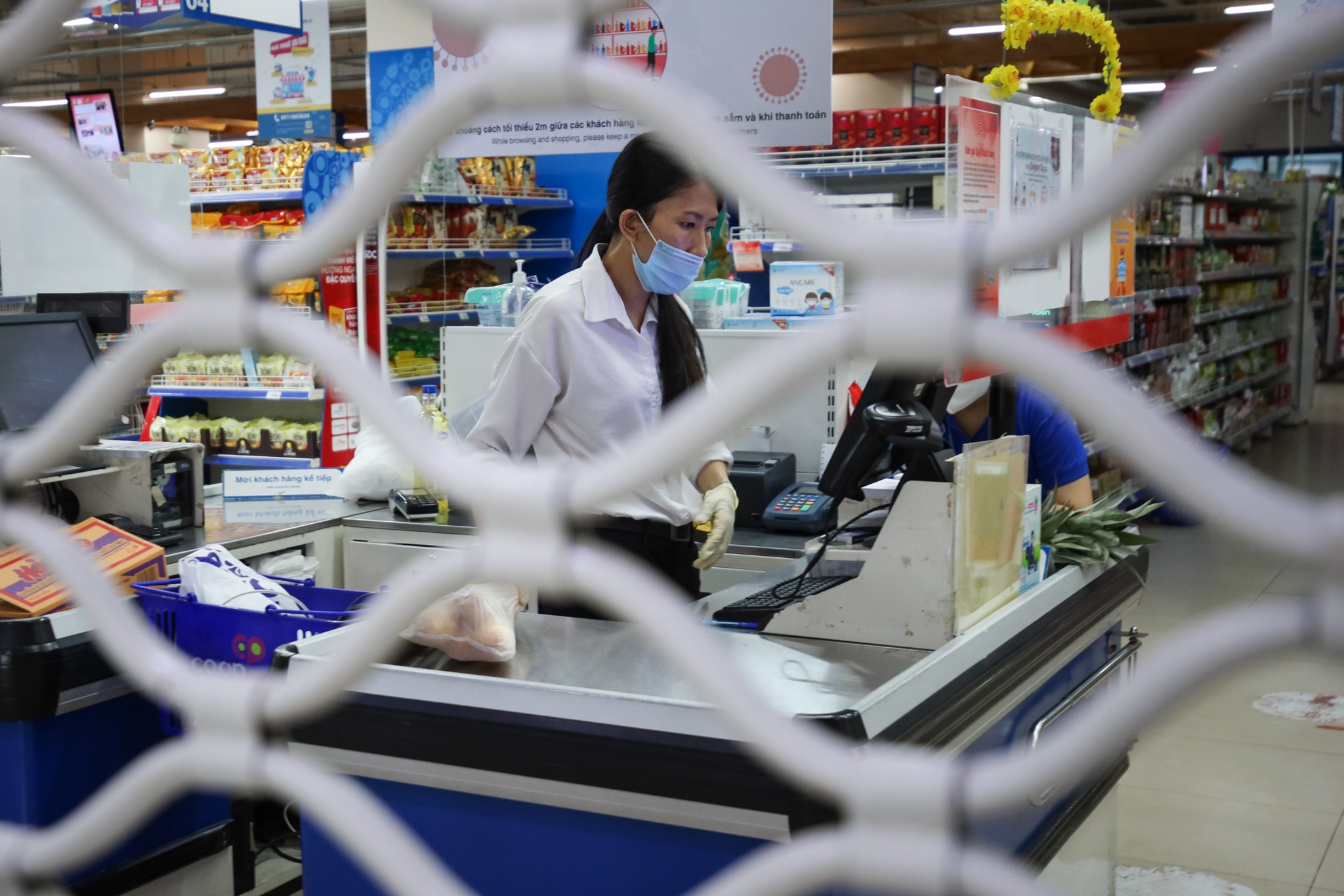 Sieu thi tai TP.HCM dong loat dong cua truoc 17h hinh anh