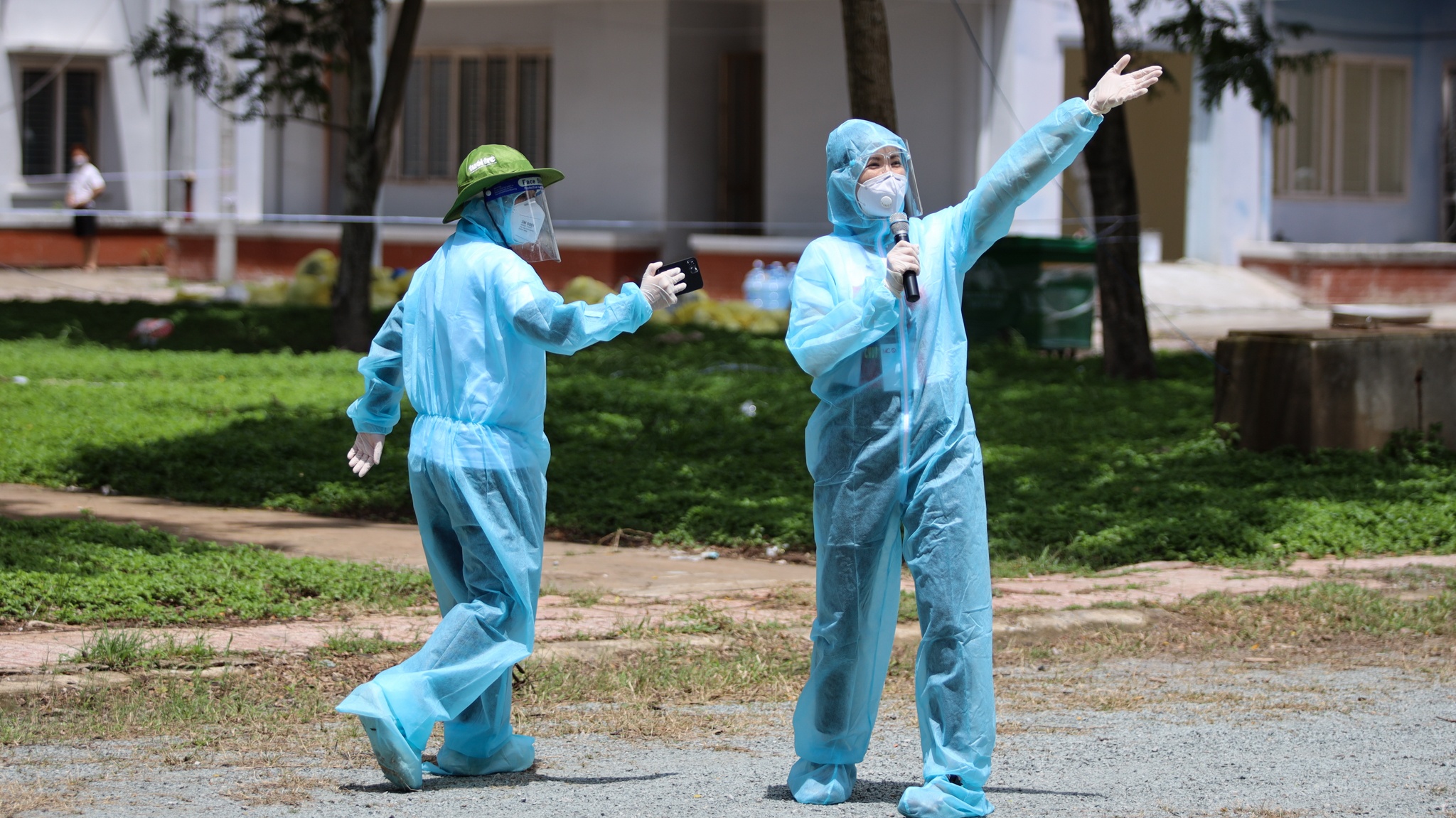 Nu MC khoi xuong,  ket noi 130 nghe si o tam dich TP.HCM anh 10