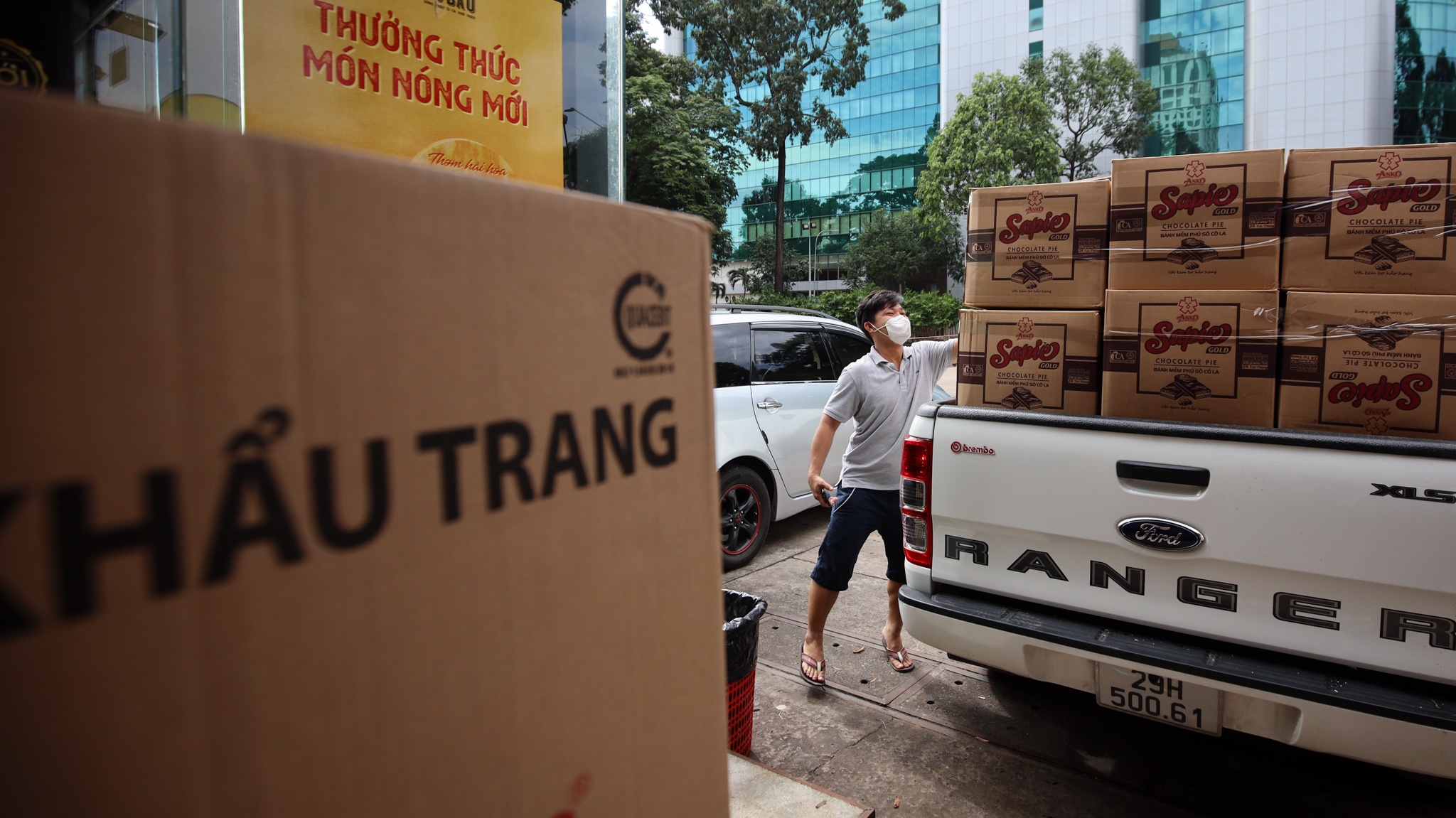 Nu MC khoi xuong,  ket noi 130 nghe si o tam dich TP.HCM anh 2