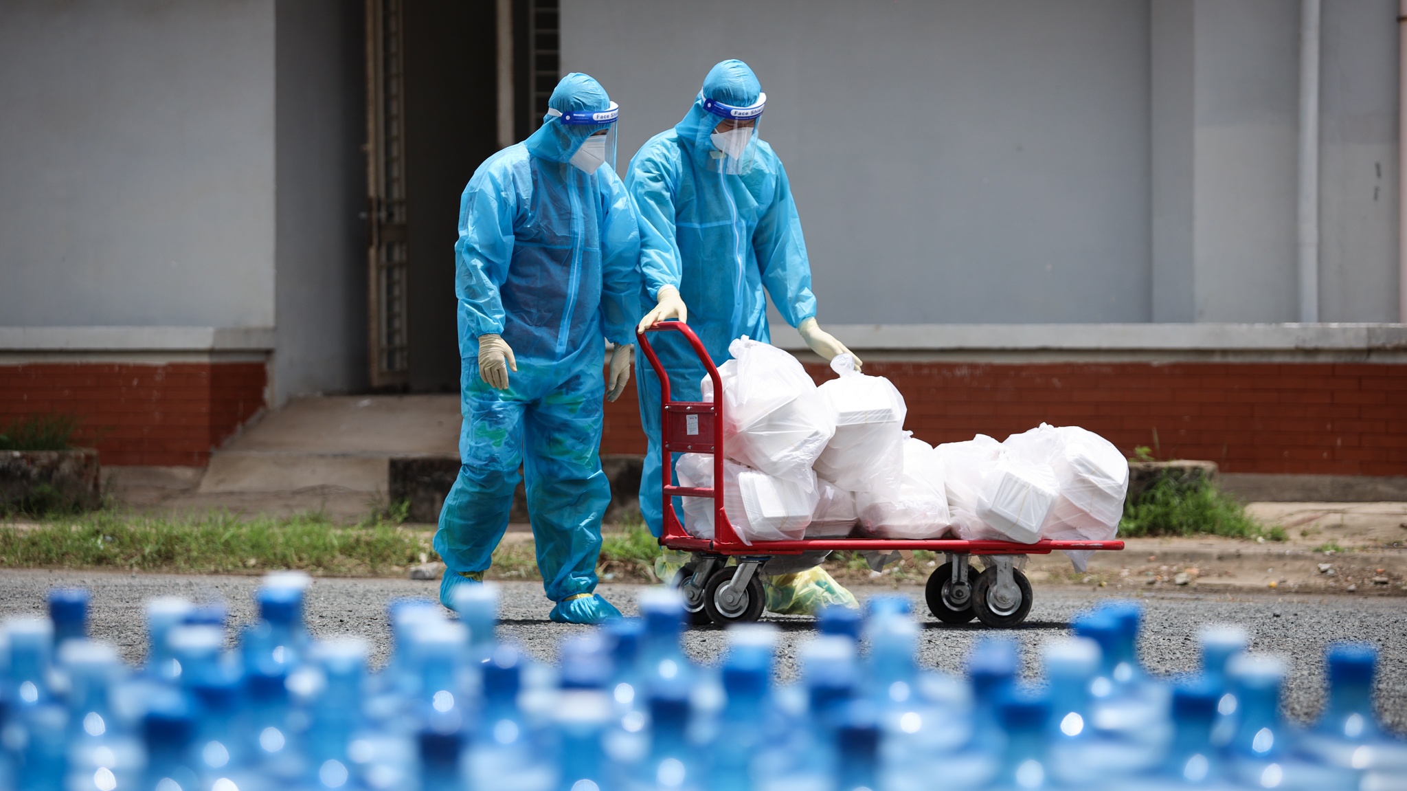 Nu MC khoi xuong,  ket noi 130 nghe si o tam dich TP.HCM anh 23