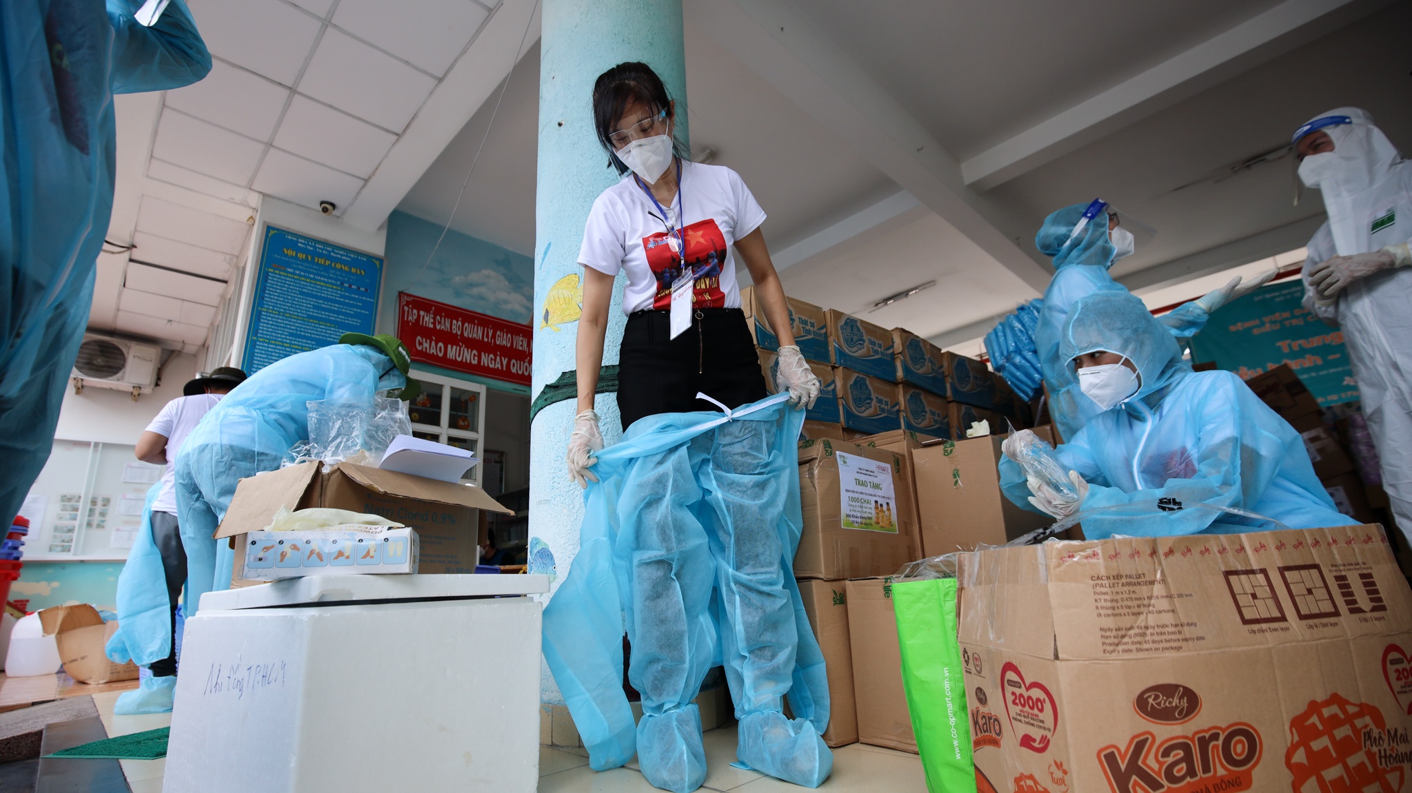 Nu MC khoi xuong,  ket noi 130 nghe si o tam dich TP.HCM anh 3