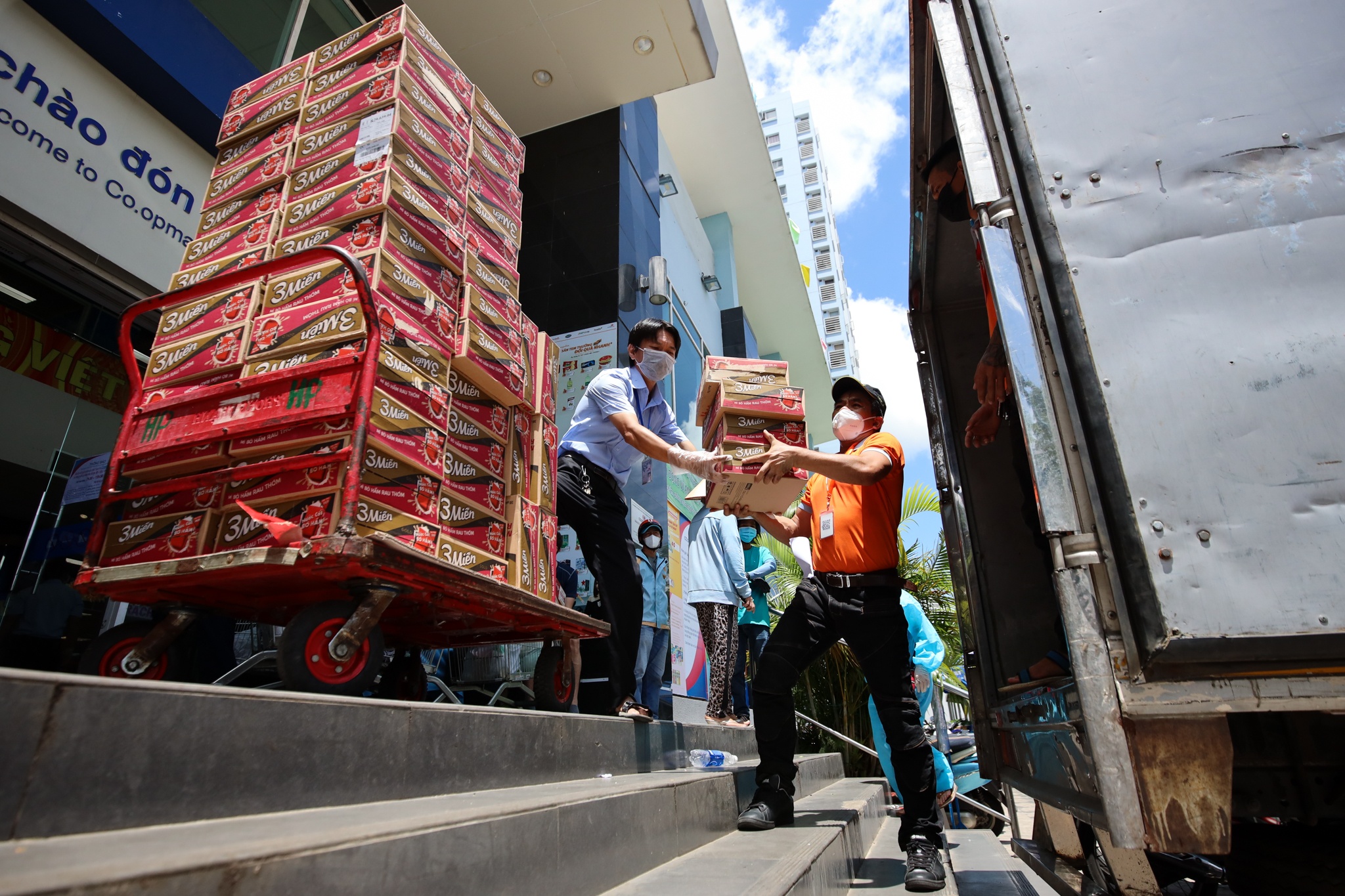 xep hang mua sam anh 13