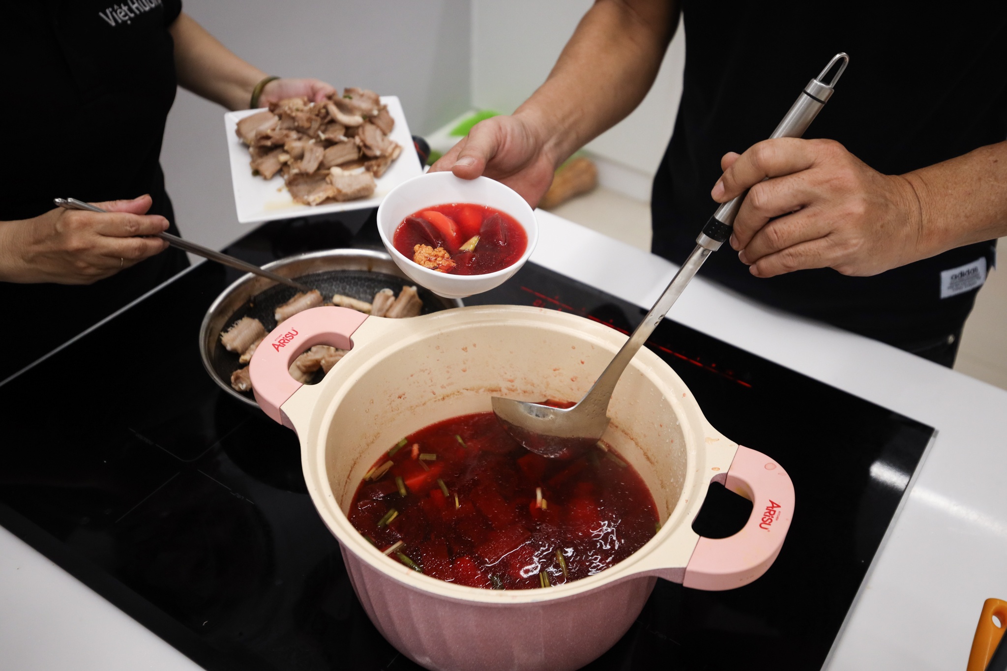 Mot ngay voi hang tram cuoc goi cua Viet Huong anh 12