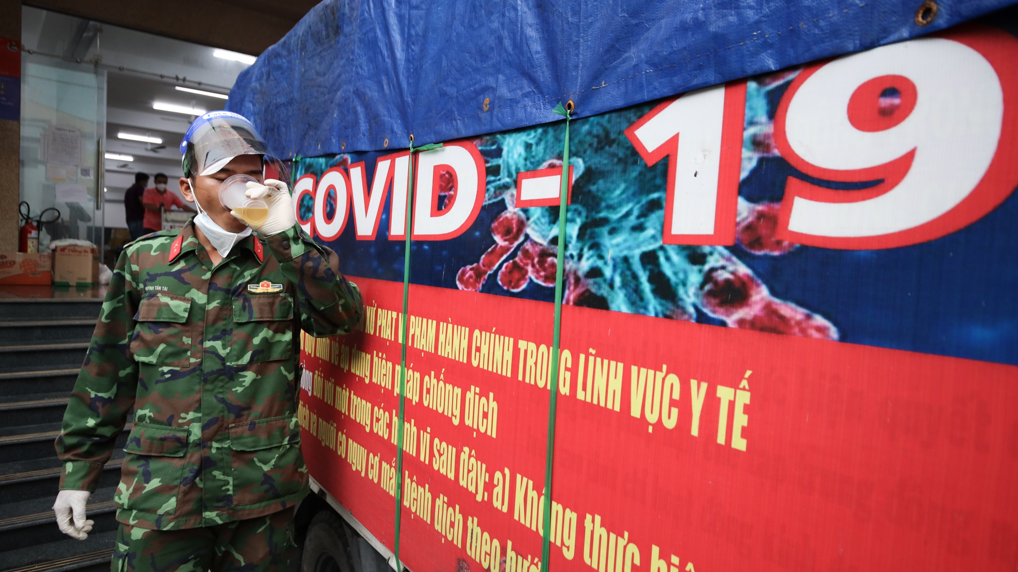 bộ đội đi chợ hộ ảnh 17 bo doi di cho ho anh 17