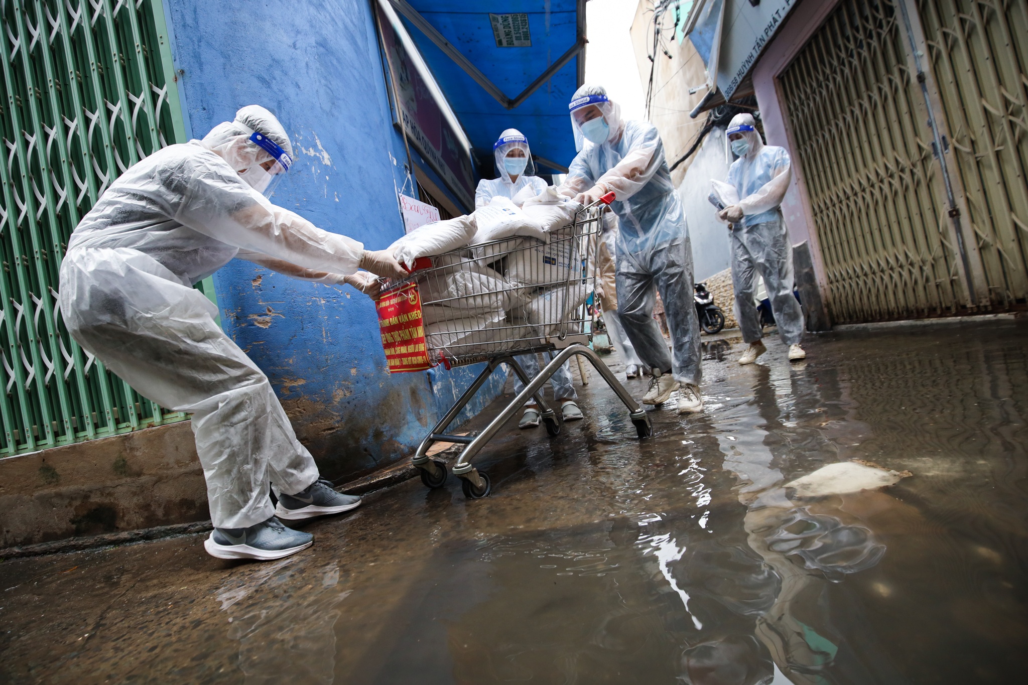 tieu vy phat qua trung thu anh 5