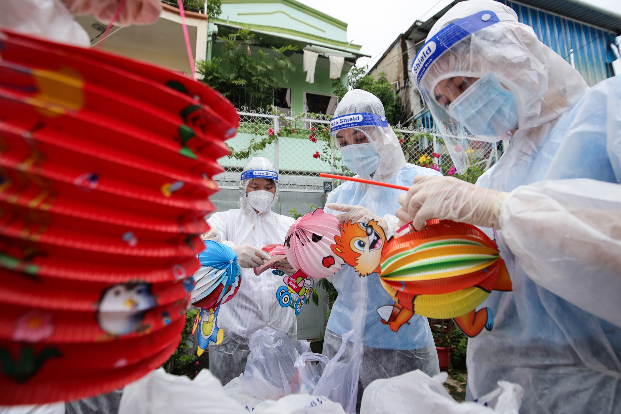 tieu vy phat qua trung thu anh 7