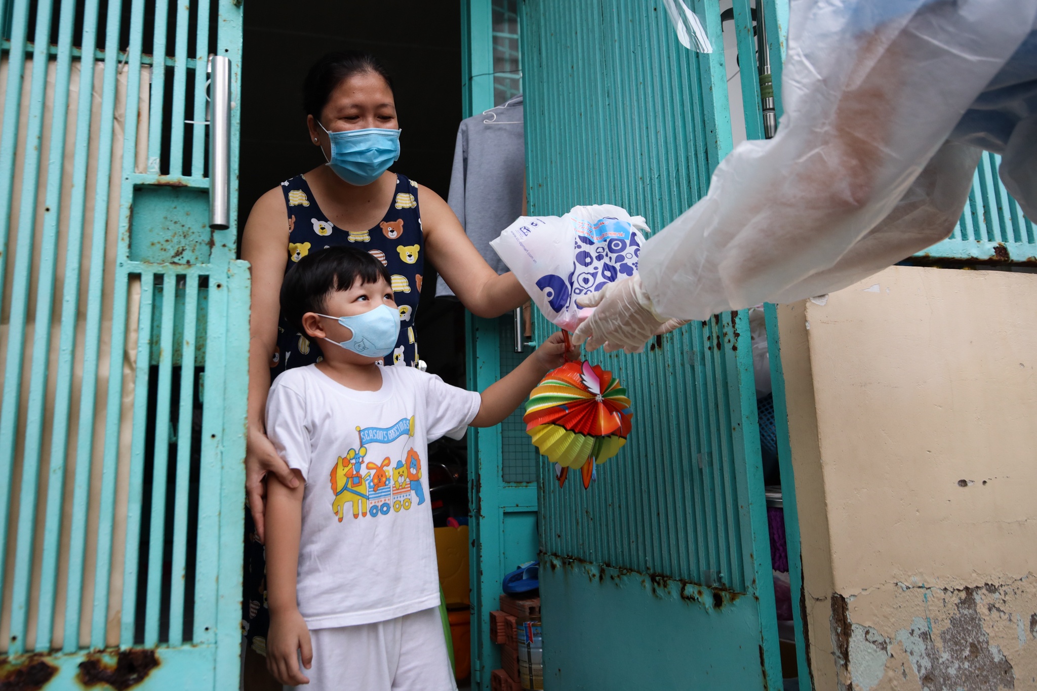 tieu vy phat qua trung thu anh 8