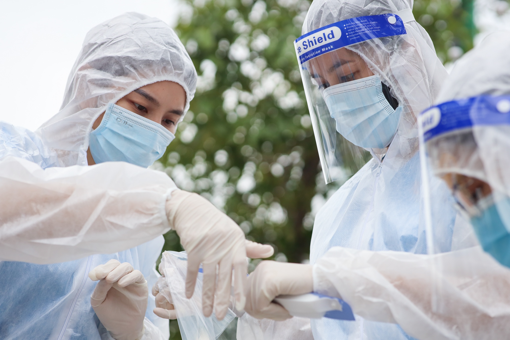 tieu vy phat qua trung thu anh 4