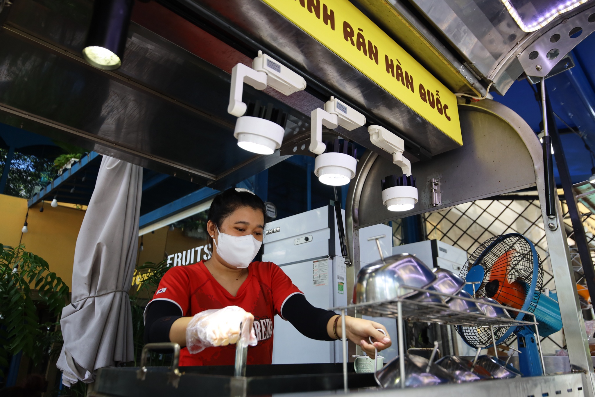 Lac dac hang quan mo ban o khu Phu My Hung hinh anh