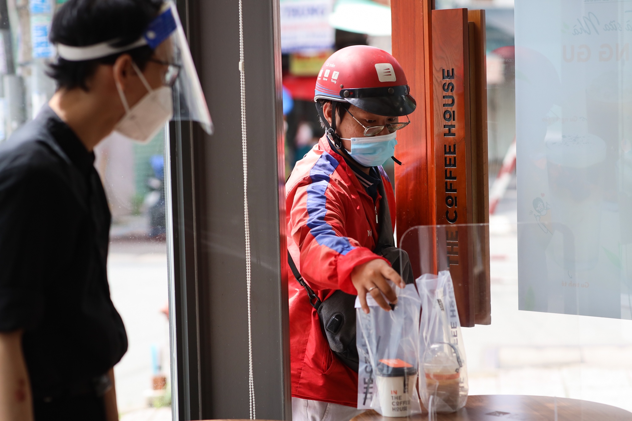 Cac chuoi cafe lon o TP.HCM ban mang ve anh 9