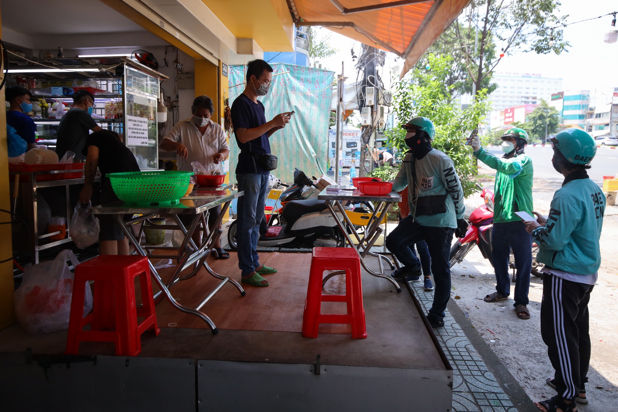 cac quan an ban mang ve dat khach anh 2