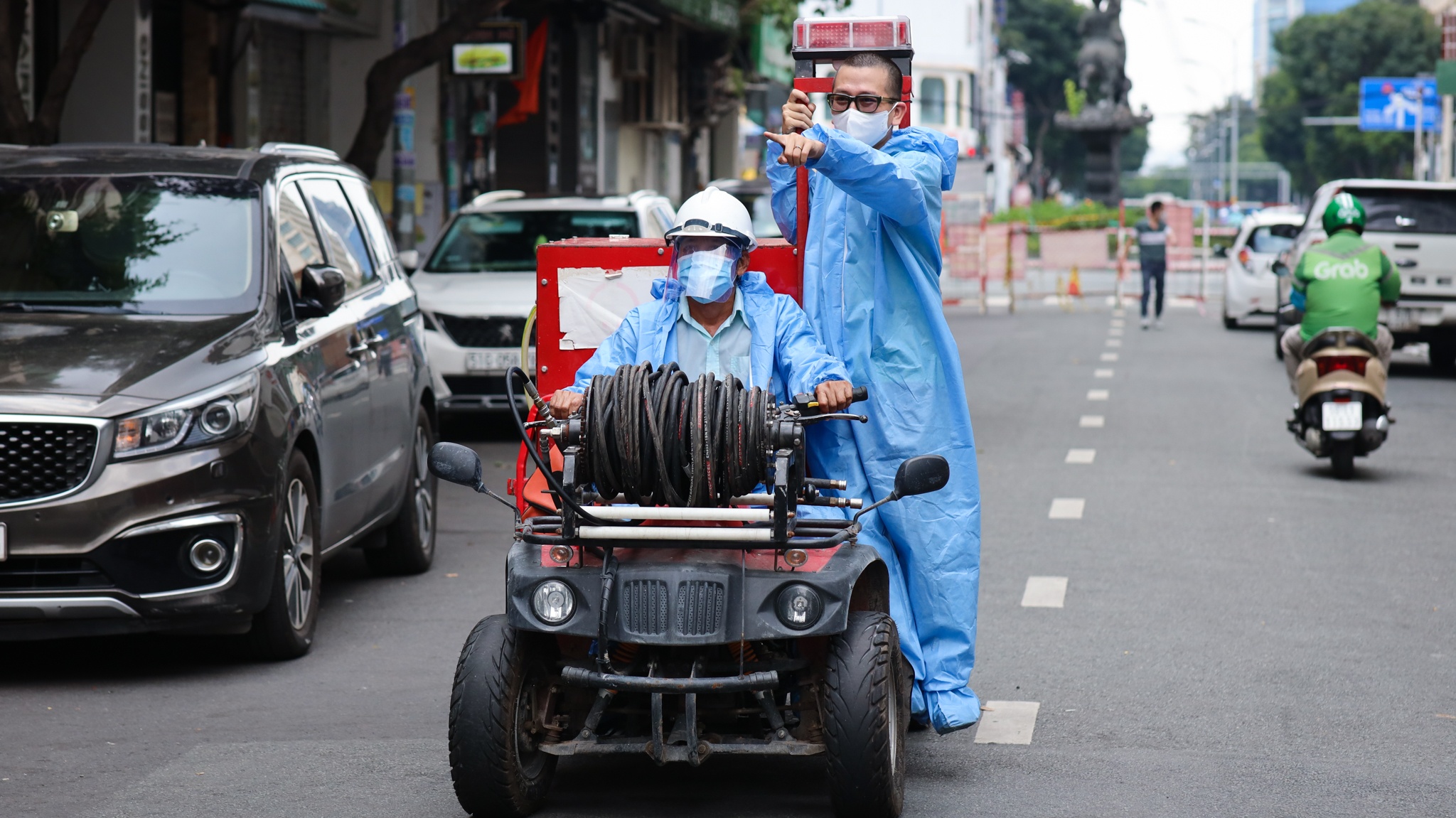 ngày đầu tiệm cắt tóc ở TP.HCM mở lại ảnh 1 ngay dau tiem cat toc o TP.HCM mo lai anh 1