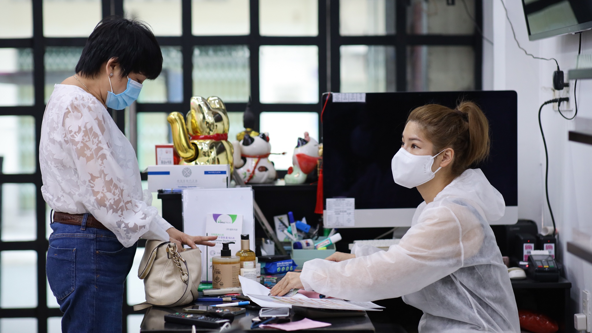ngày đầu tiệm cắt tóc ở TP.HCM mở lại ảnh 13 ngay dau tiem cat toc o TP.HCM mo lai anh 13