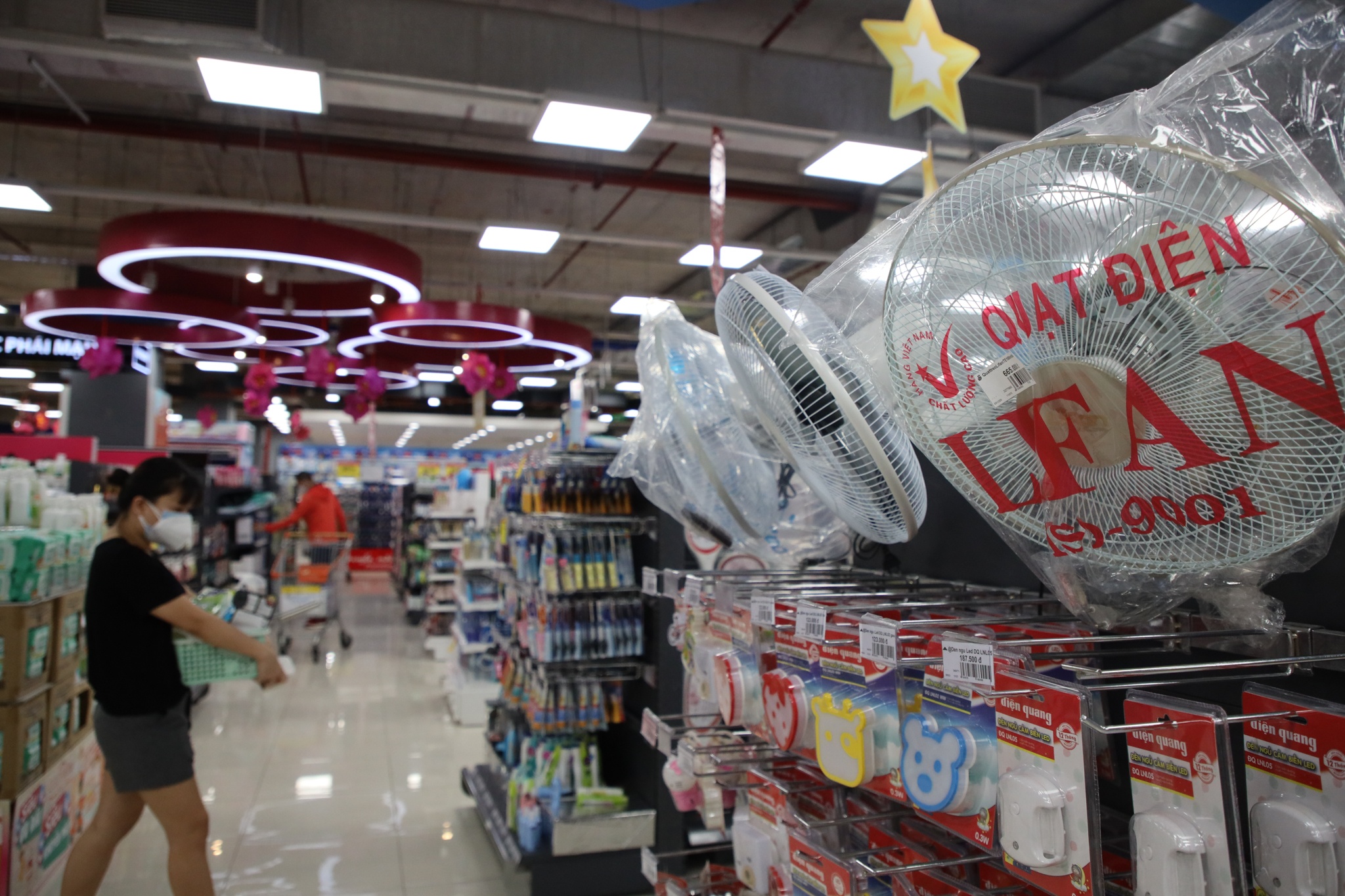 mua sam o trung tam thuong mai anh 11