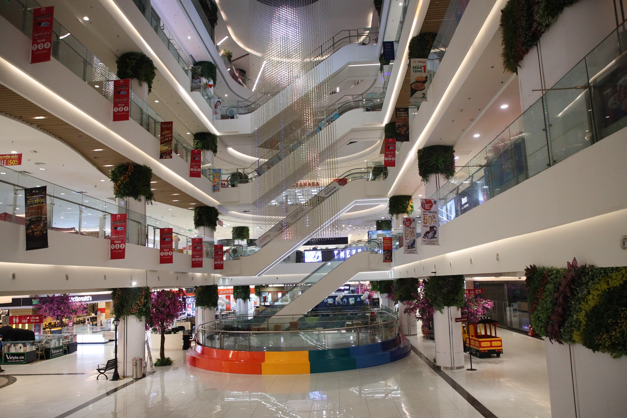 trung tam thuong mai mo cua anh 1