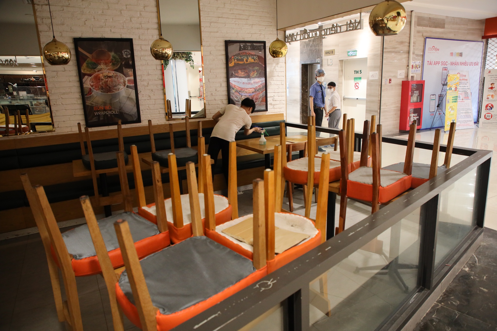 mua sam o trung tam thuong mai anh 2