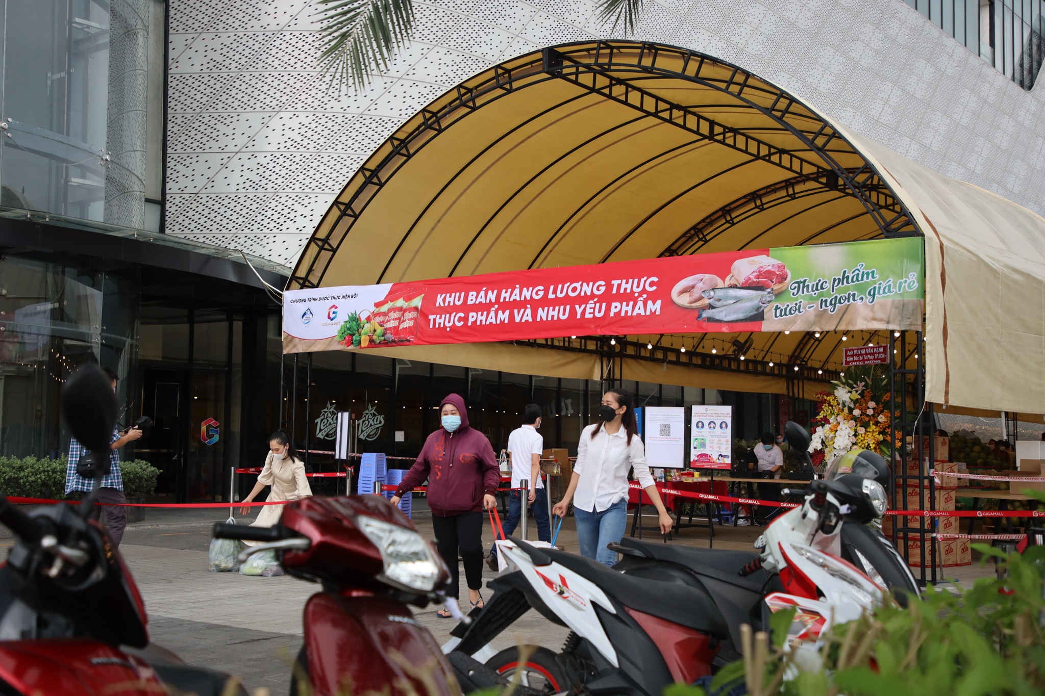 mua sam o trung tam thuong mai anh 3