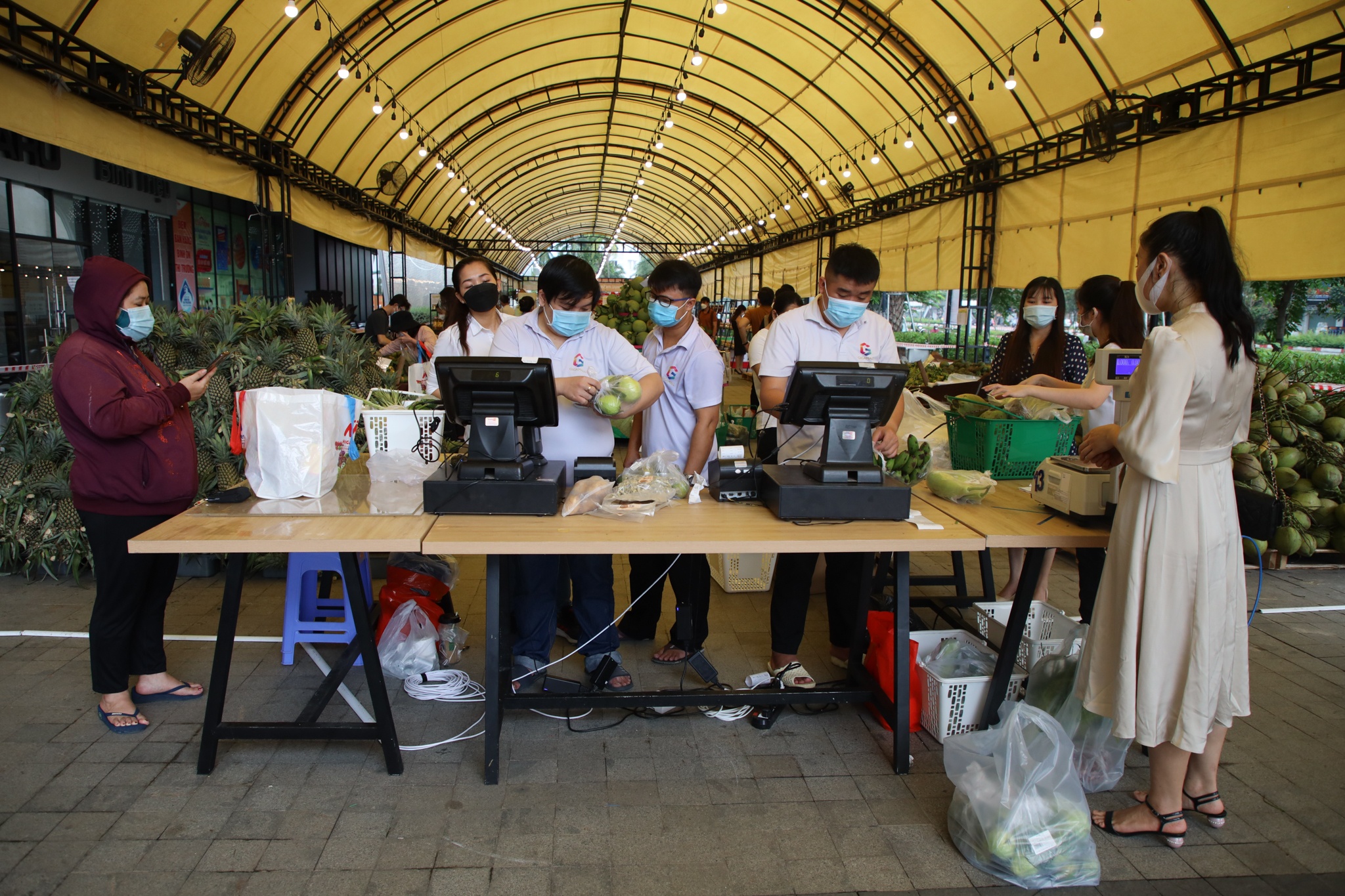 mua sam o trung tam thuong mai anh 8