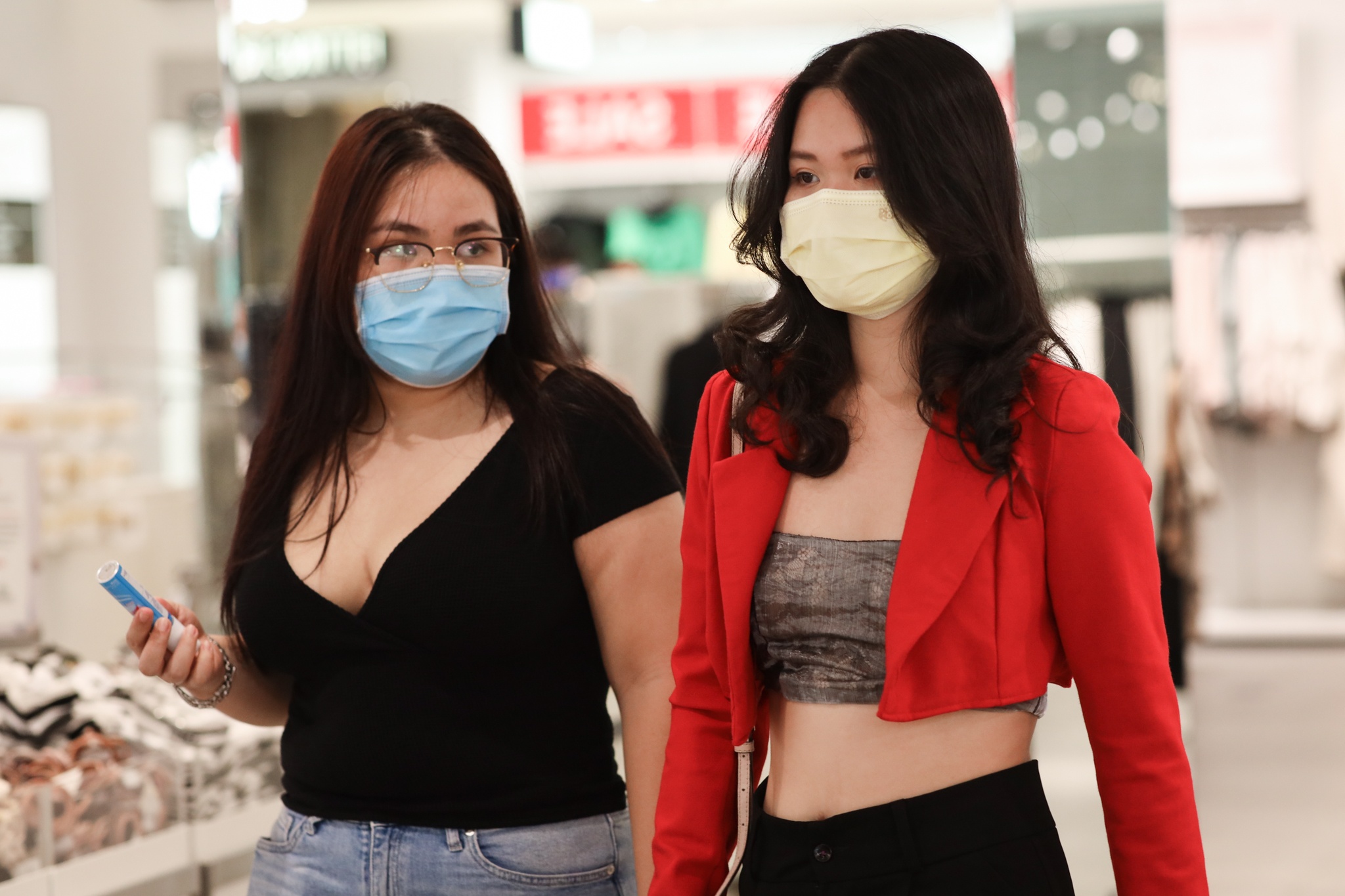 Trung tam thuong mai o TP.HCM ngay cuoi tuan hinh anh