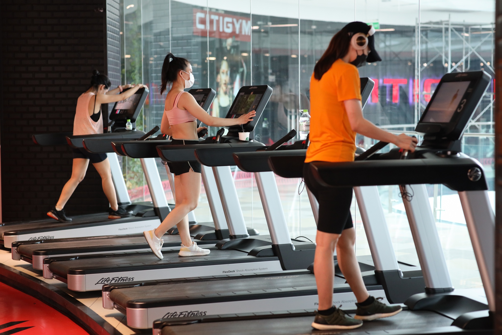 phong tap gym o tp.hcm mo cua anh 1