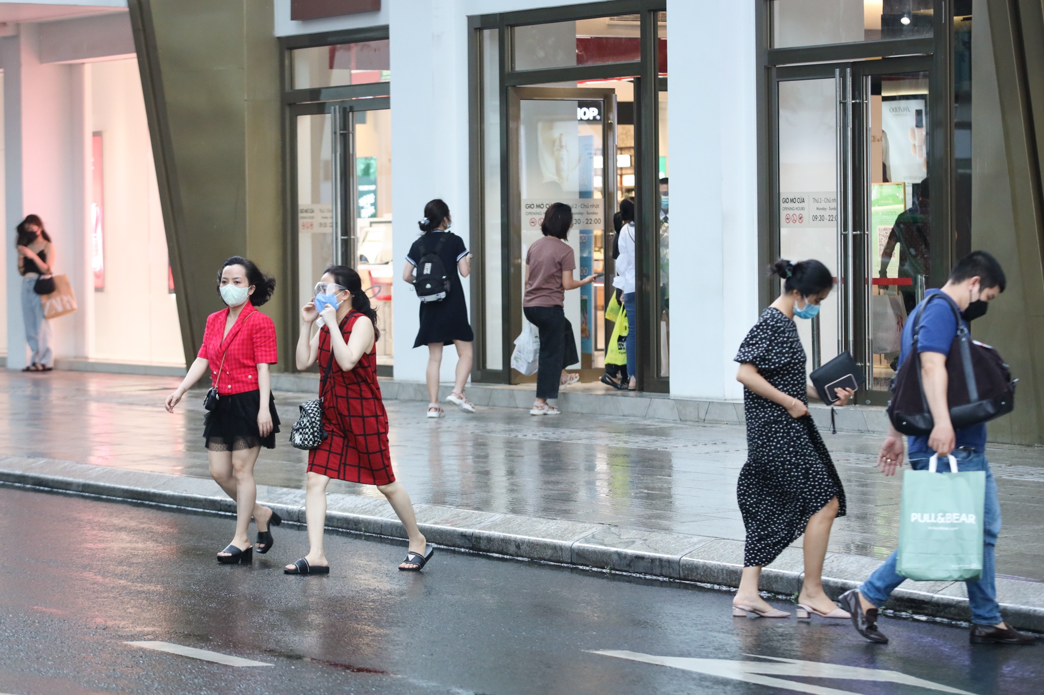 mua sam ngay cuoi tuan o TP.HCM anh 1