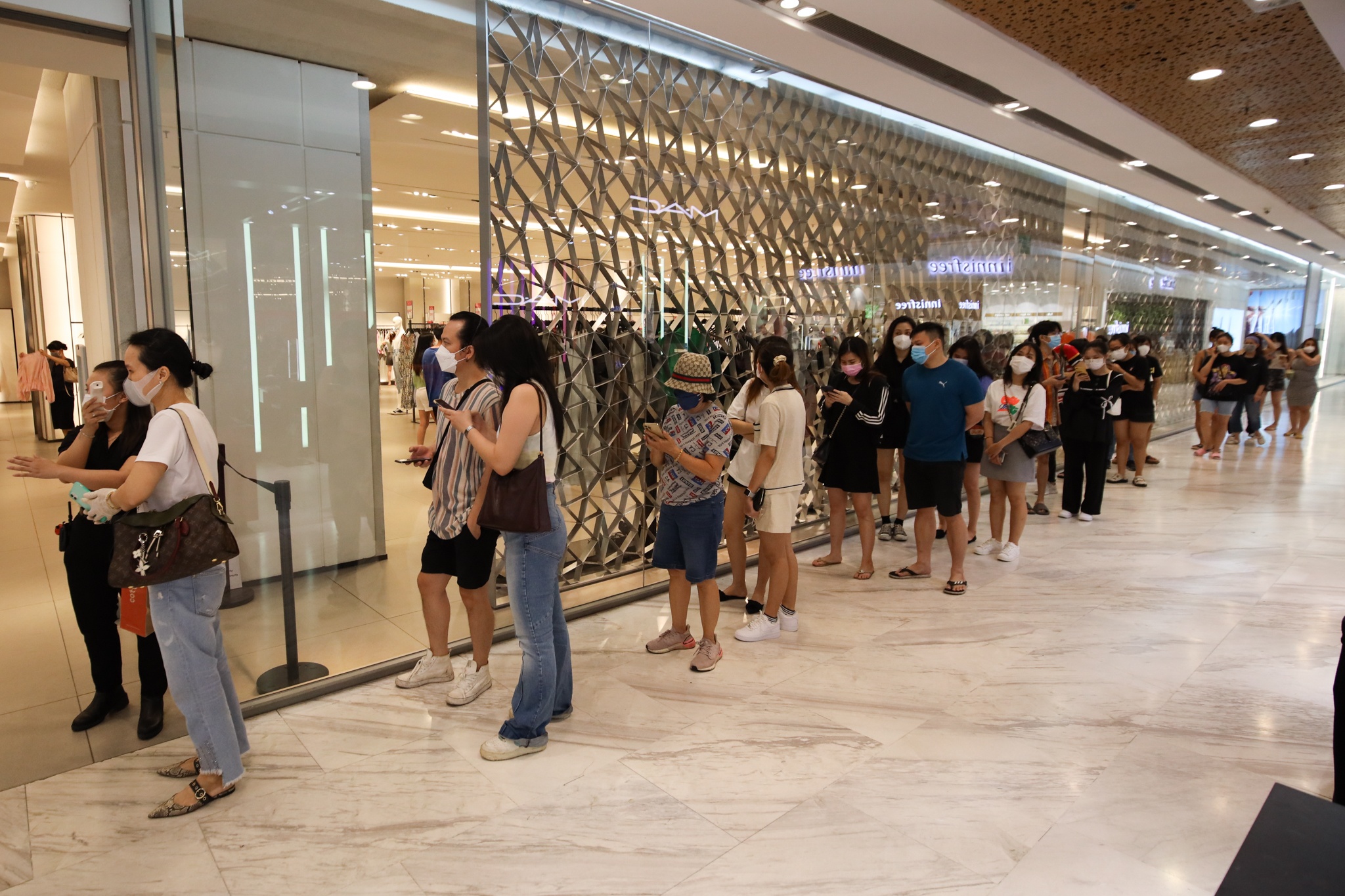 mua sam ngay cuoi tuan o TP.HCM anh 4