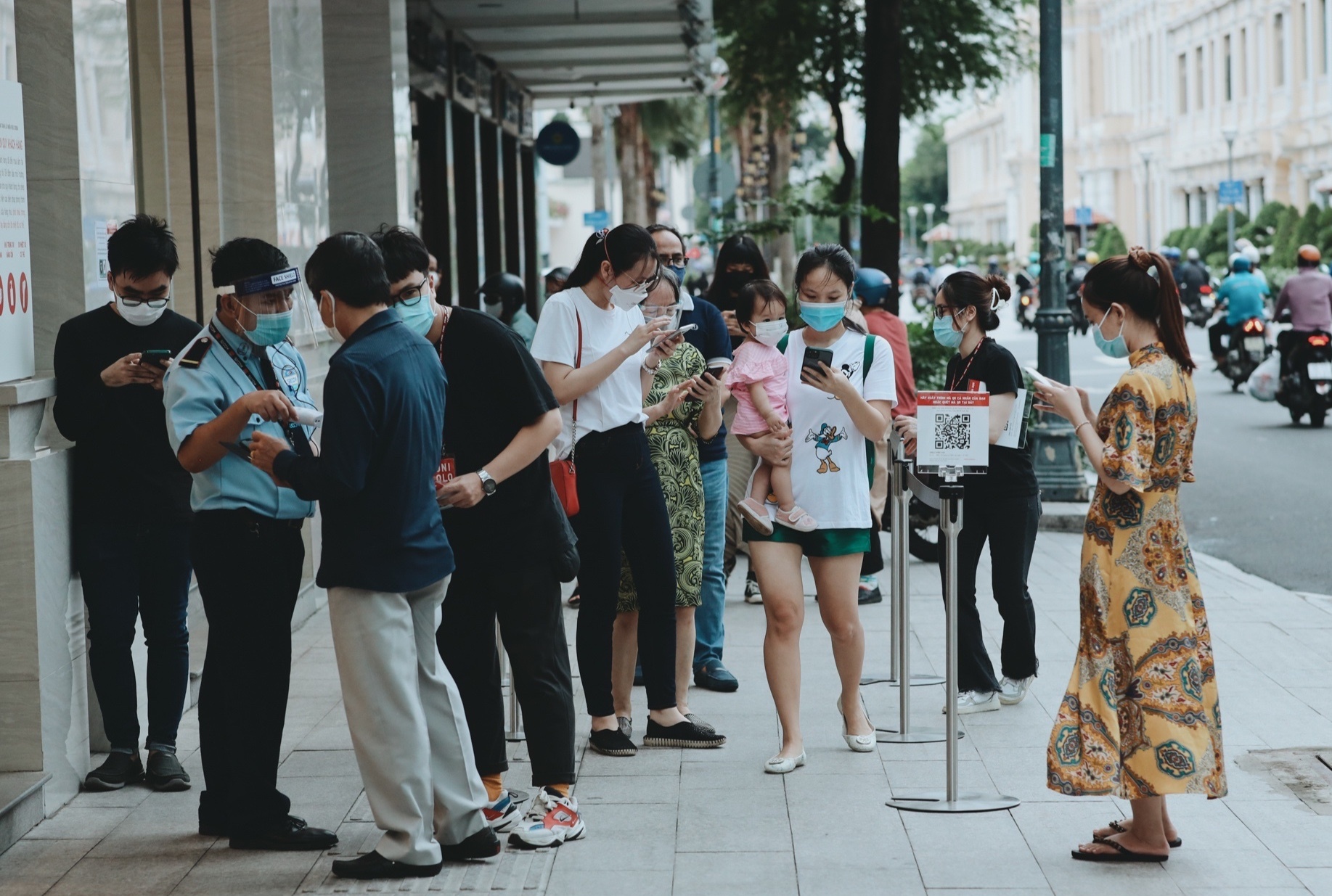 xep hang mua sam anh 1