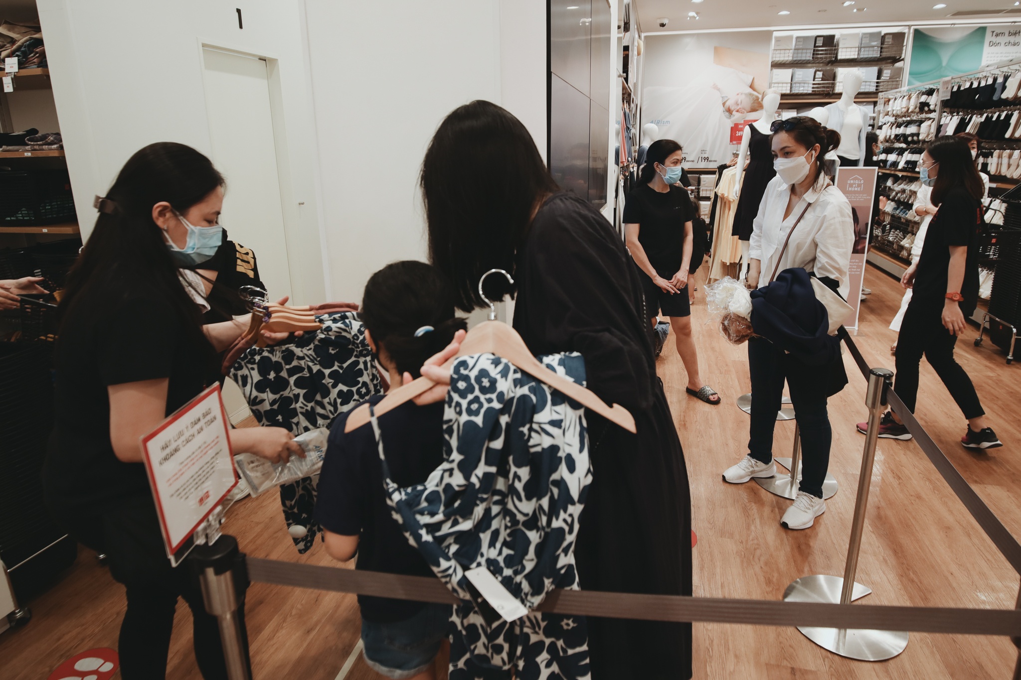 xep hang mua sam anh 7