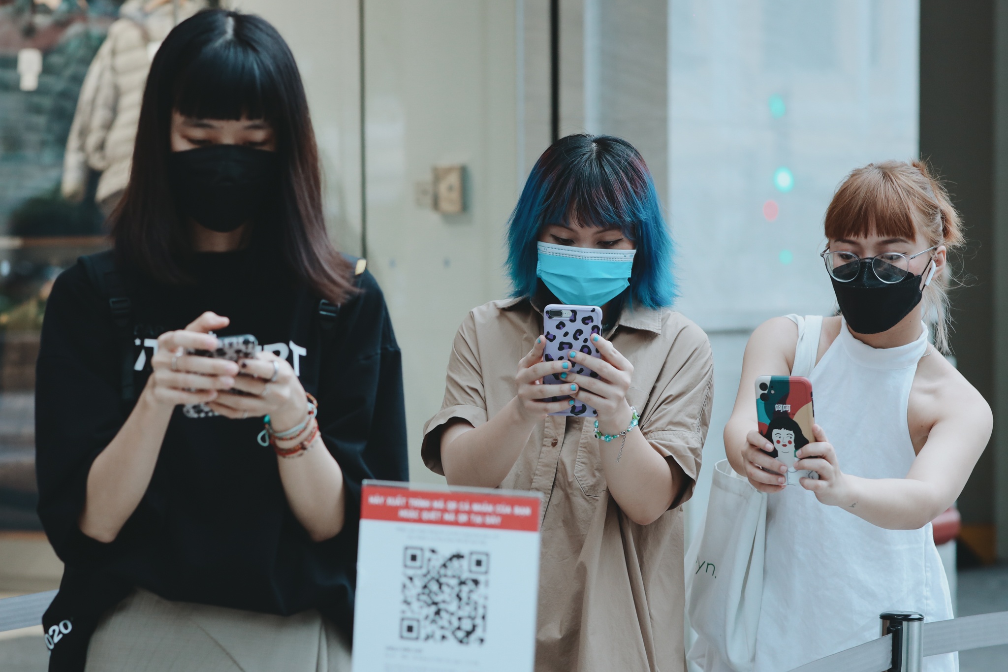 Khach xep hang dai trong ngay Uniqlo TP.HCM mo ban tro lai hinh anh