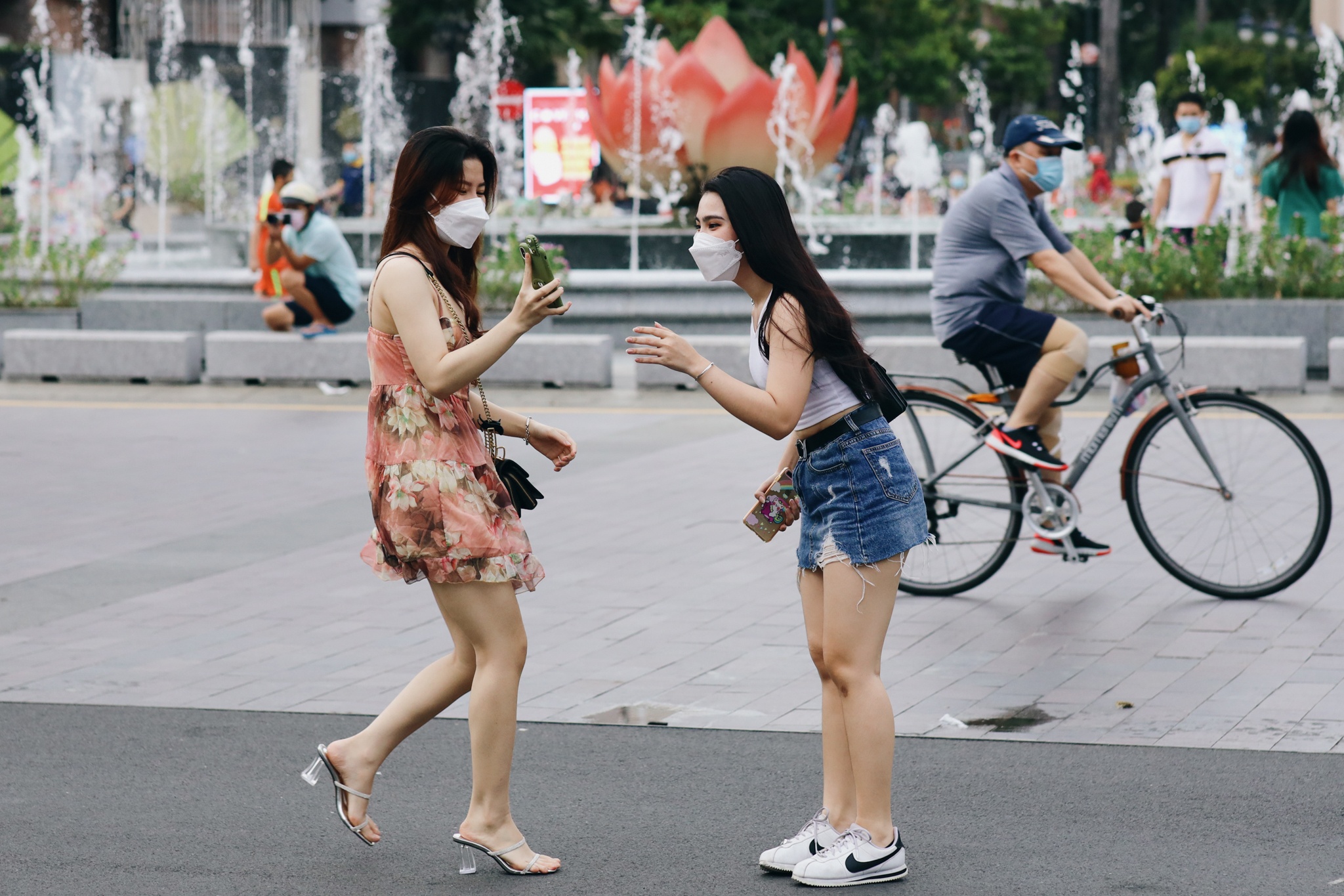 gioi tre xuong pho sau gian cach anh 7