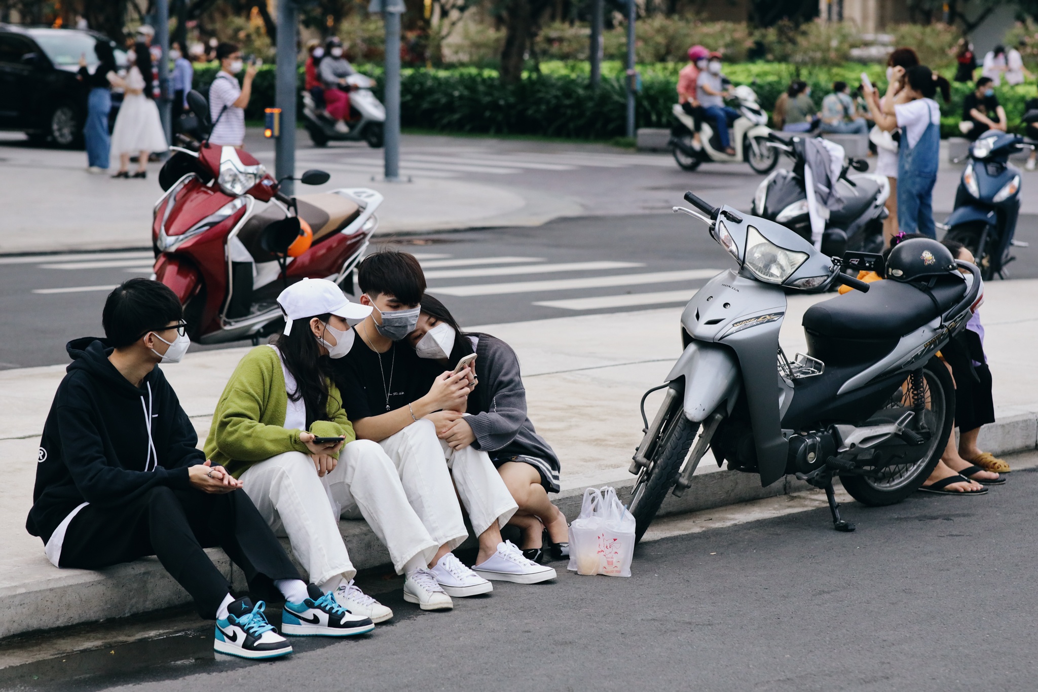 gioi tre xuong pho sau gian cach anh 2