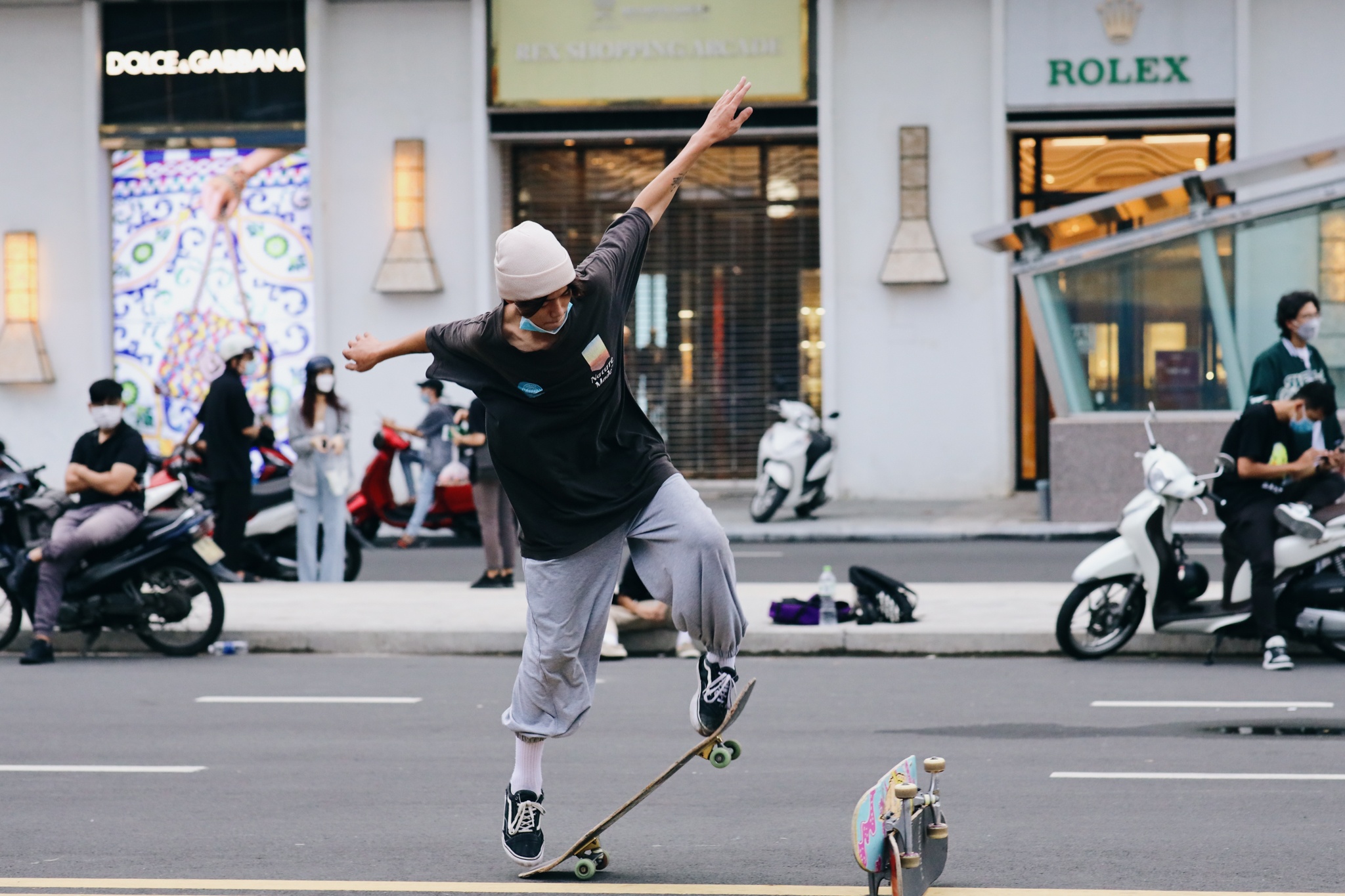 gioi tre xuong pho sau gian cach anh 4