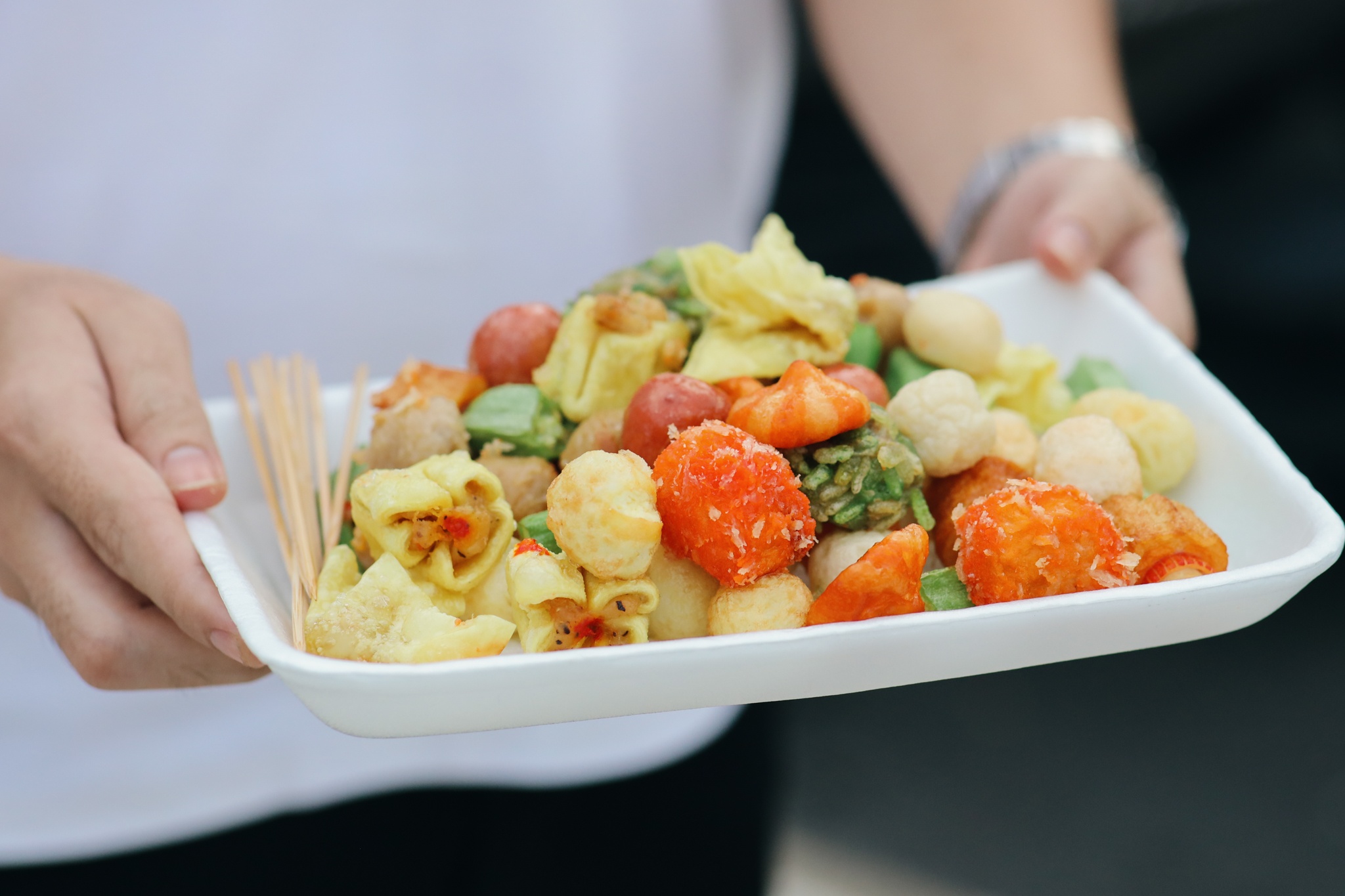 gioi tre xuong pho sau gian cach anh 5