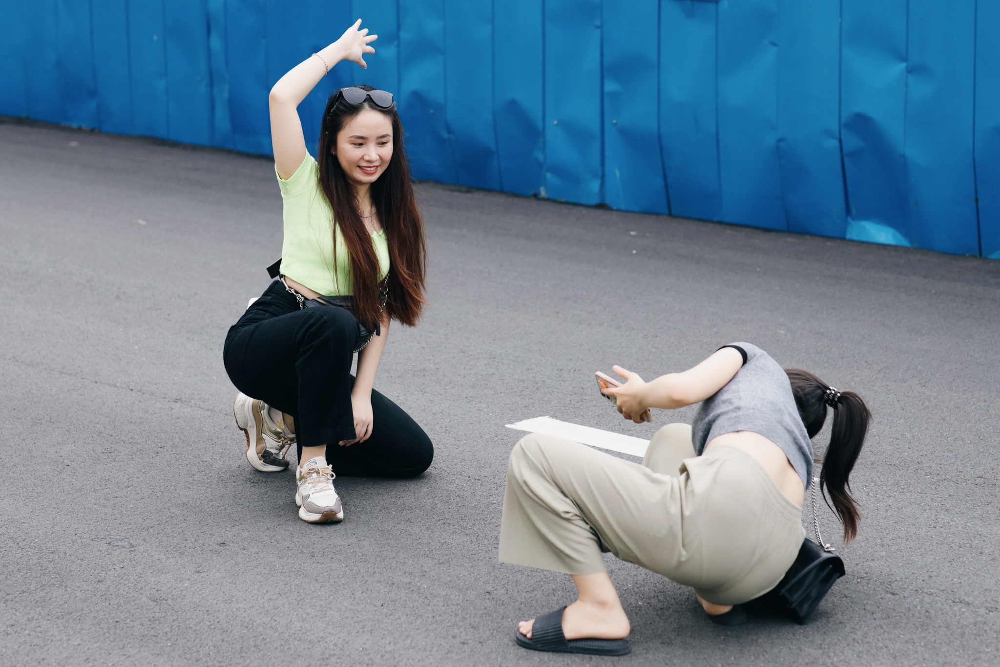 gioi tre xuong pho sau gian cach anh 3